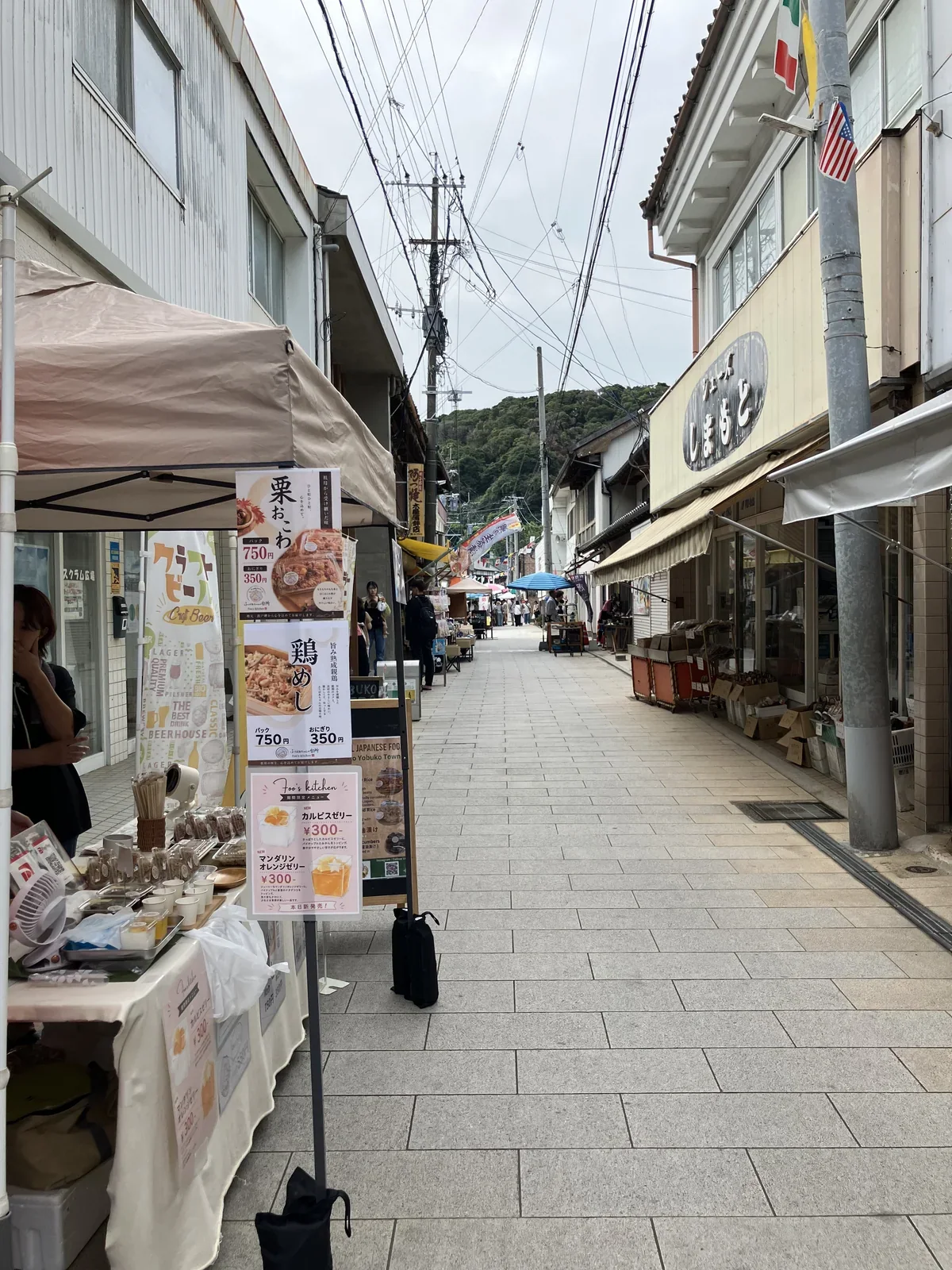 呼子朝市街道與海產攤位，早上可順路看看當日漁貨和加工品