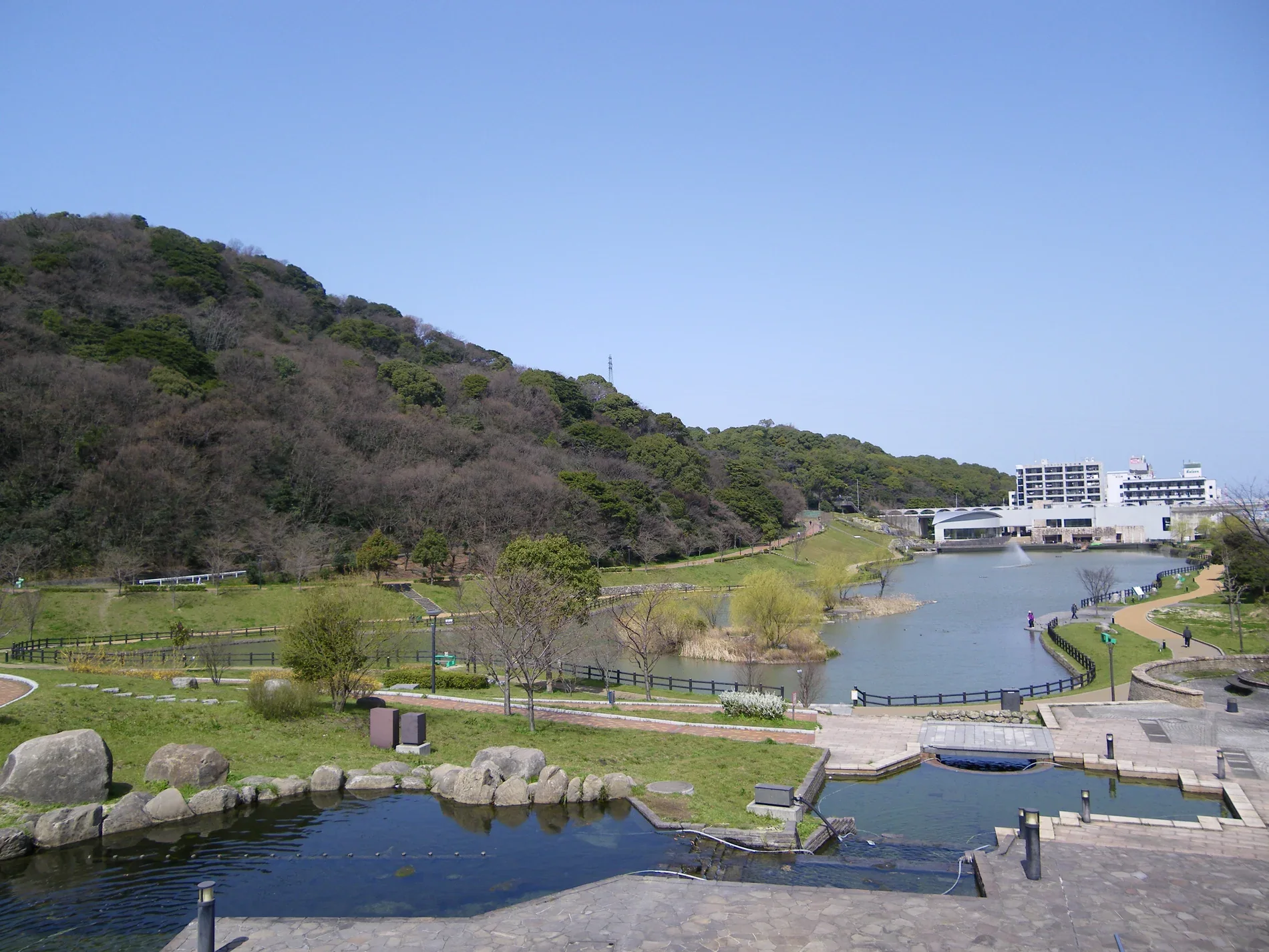 北九州中央公園金比羅池周邊的舊景觀資料照，畫面沒有粉紅門，不能代表目前設施狀態