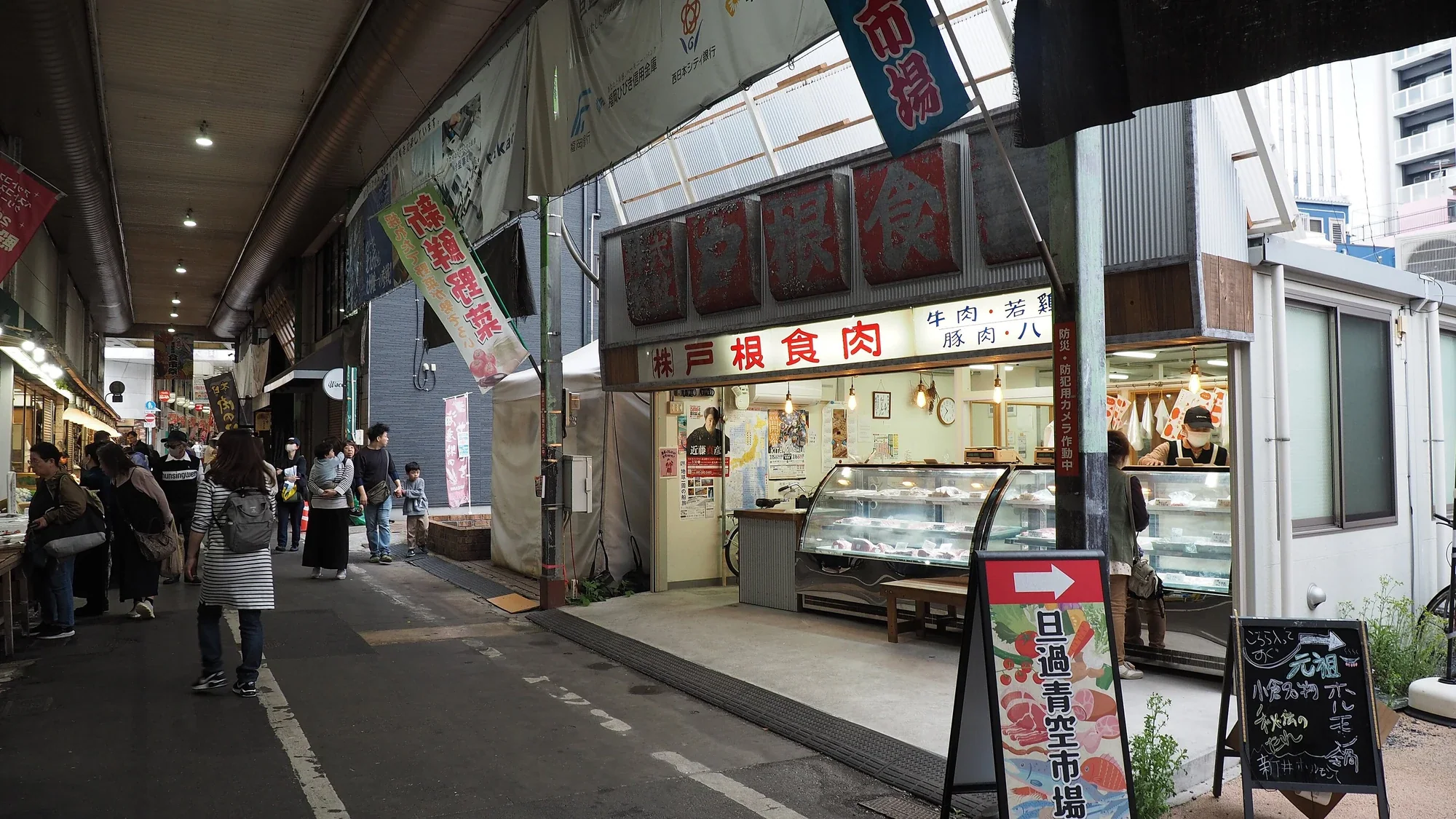 旦過市場通道與2025年重建的肉舖，店面保留火災前的舊招牌