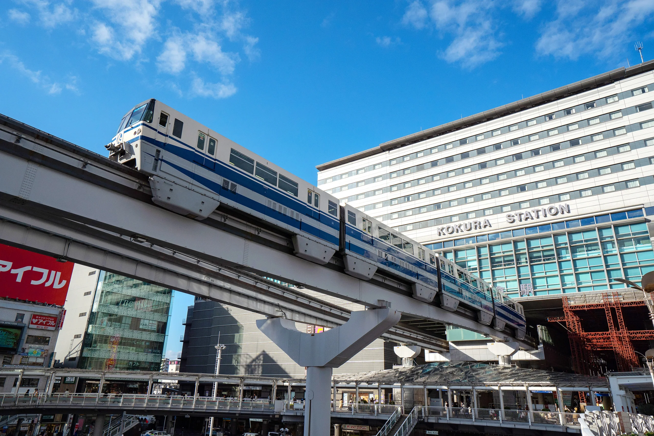 北九州單軌電車行經小倉站前，背景可見車站外牆