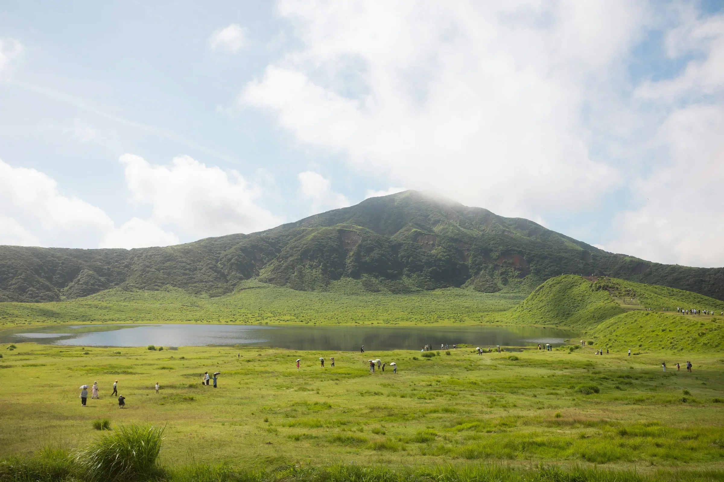 阿蘇綠色丘陵、湖面與遠方山景