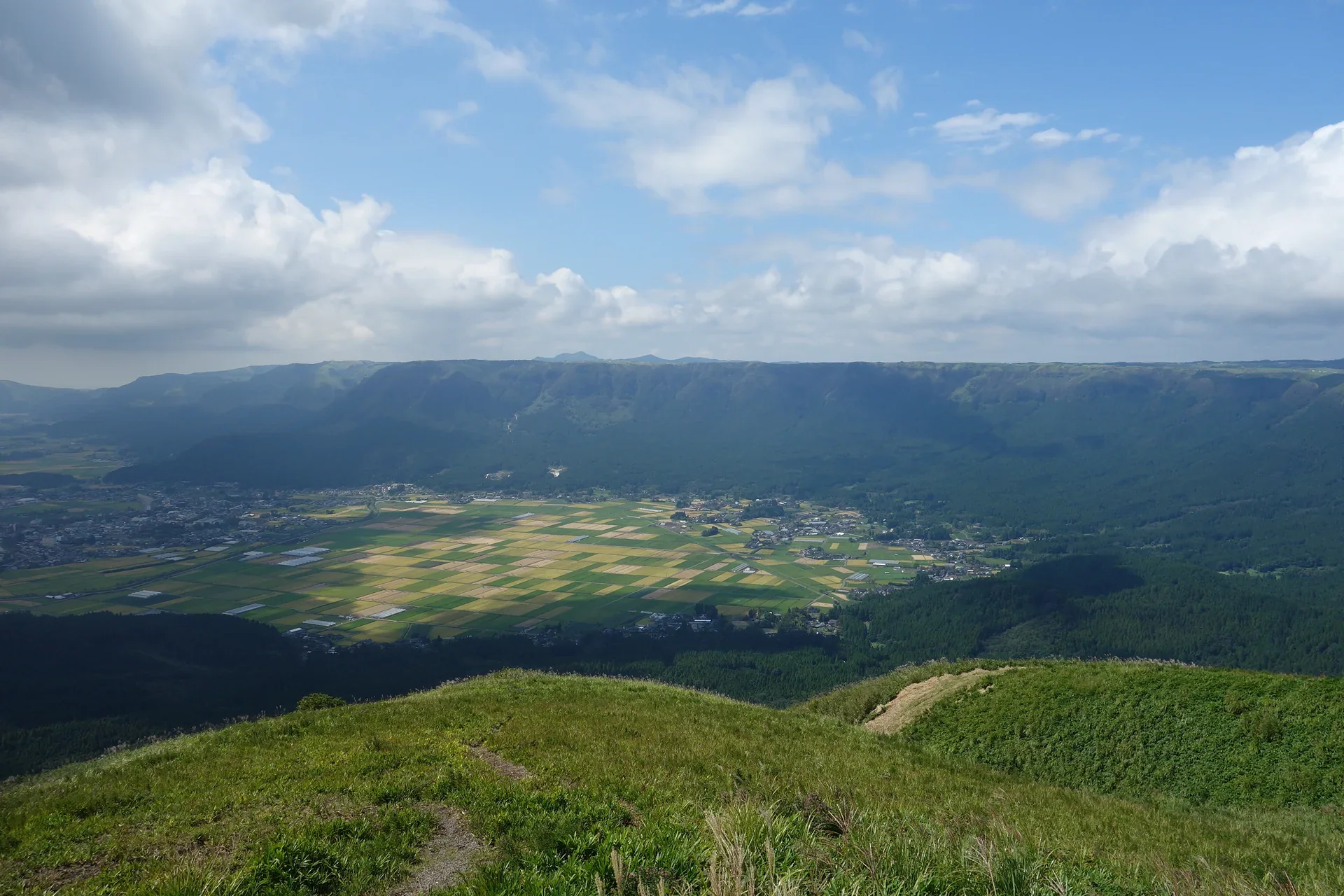 大觀峰眺望阿蘇外輪山、山麓田地與草坡