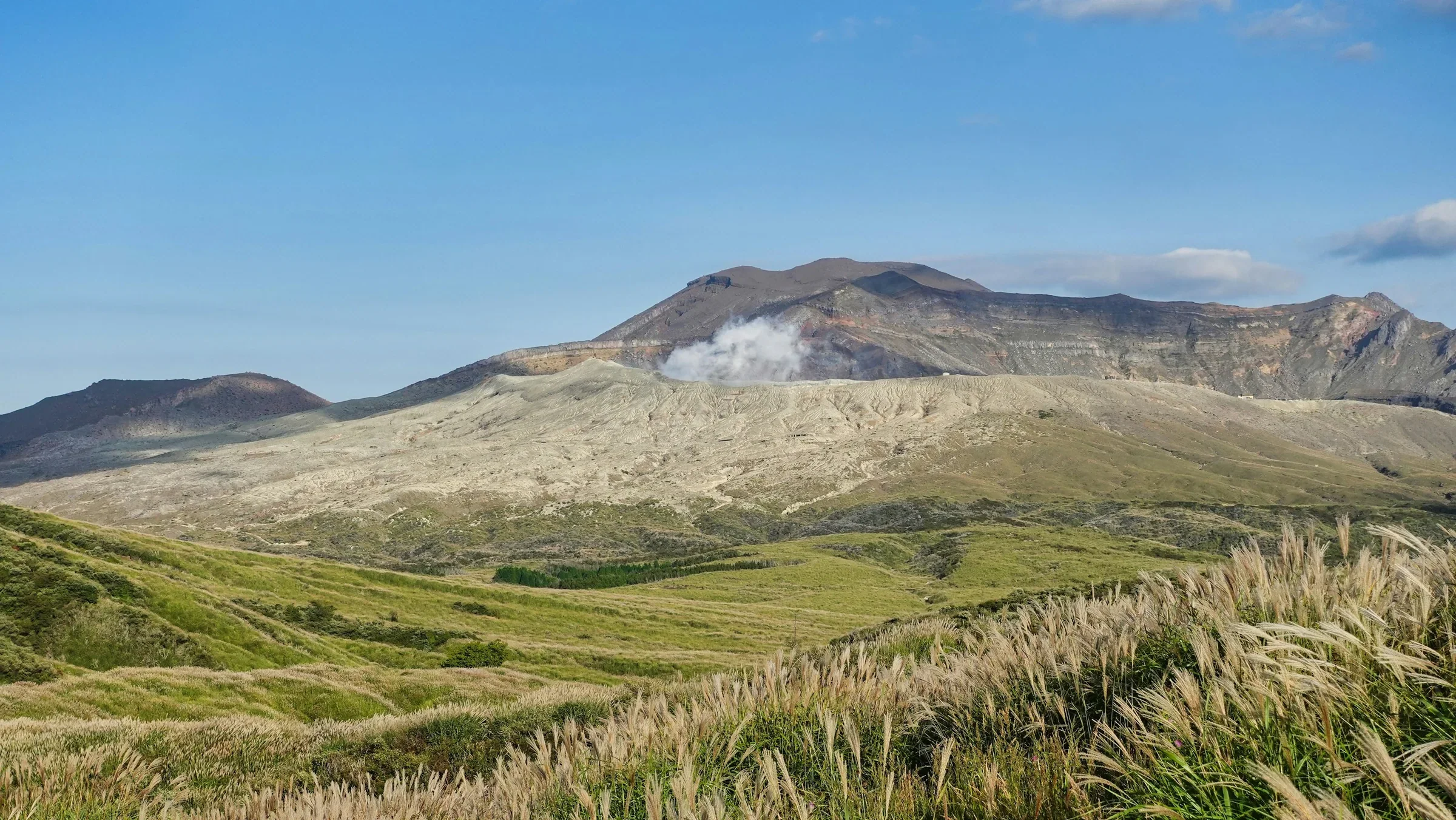 阿蘇山稜線與火山煙霧