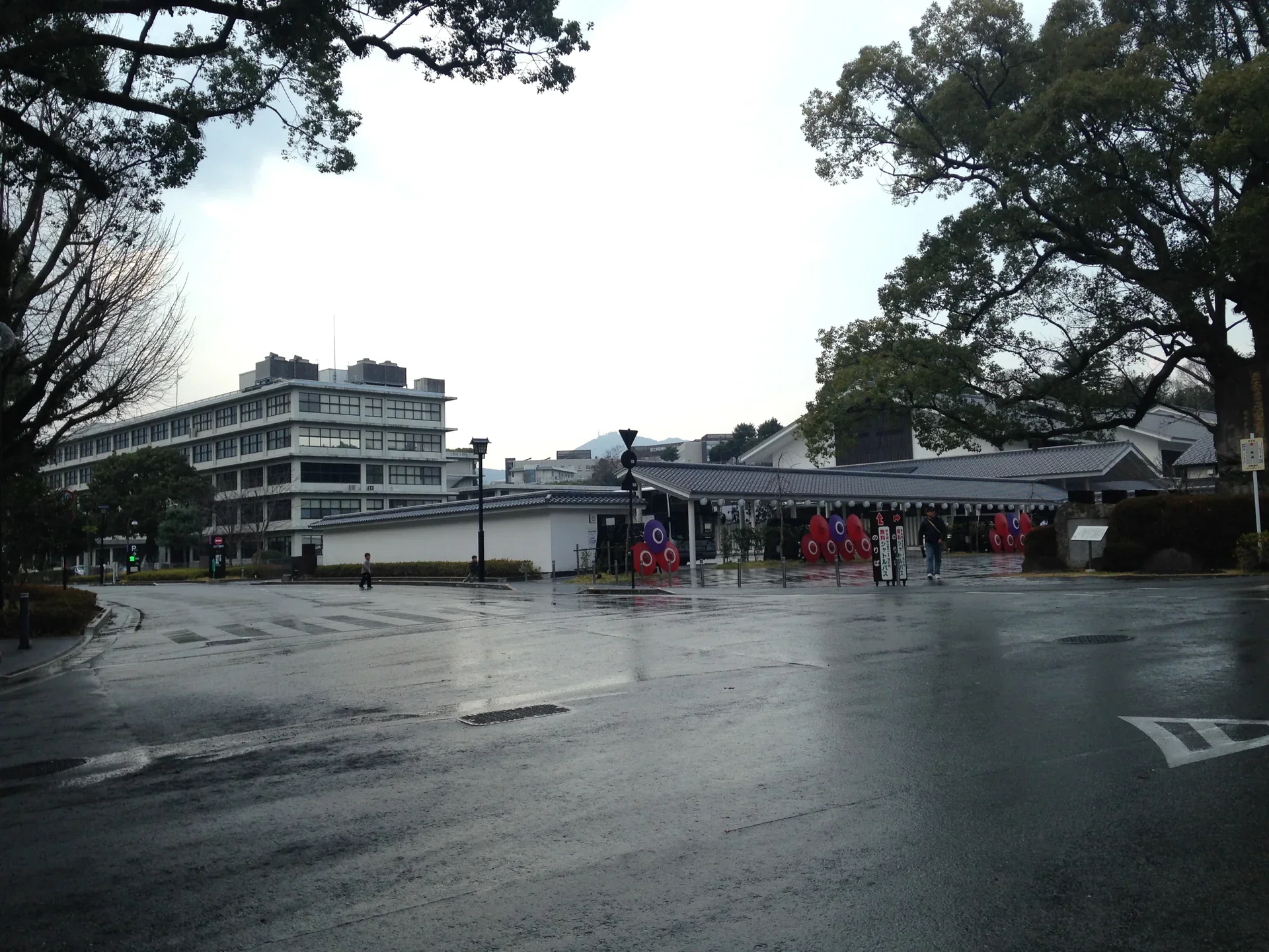 熊本城櫨方門外的櫻之馬場城彩苑入口廣場與屋簷