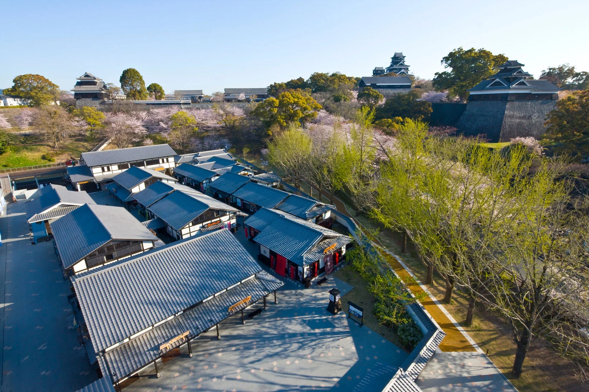 熊本城與城彩苑街屋的高處全景，城彩苑在畫面前方