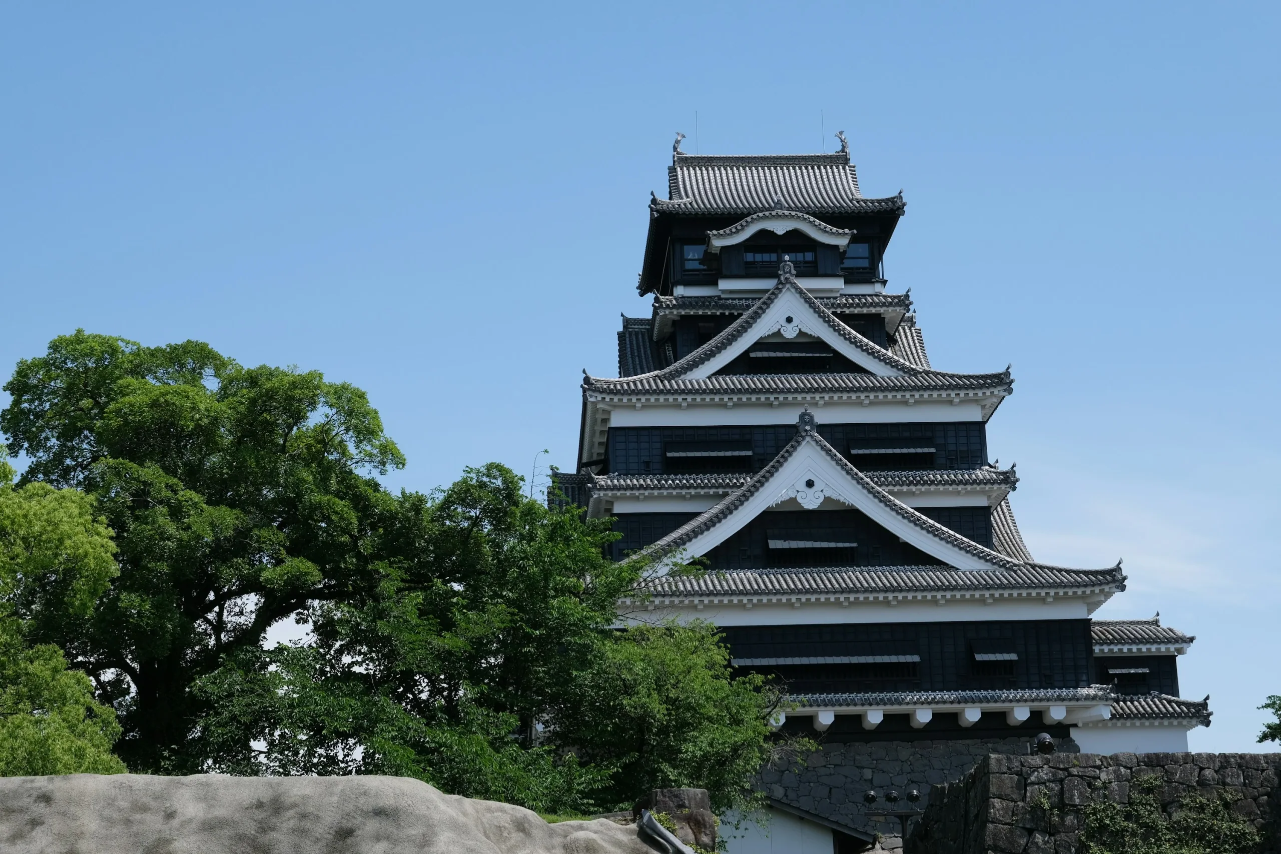 熊本城本丸天守與石垣的實景照片