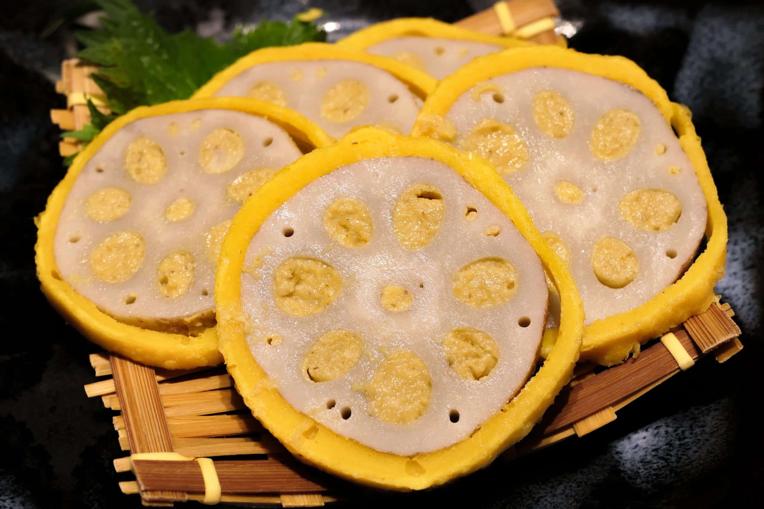 黃色外衣包裹的辛子蓮根切片,切面可見蓮藕孔內的辛子味噌