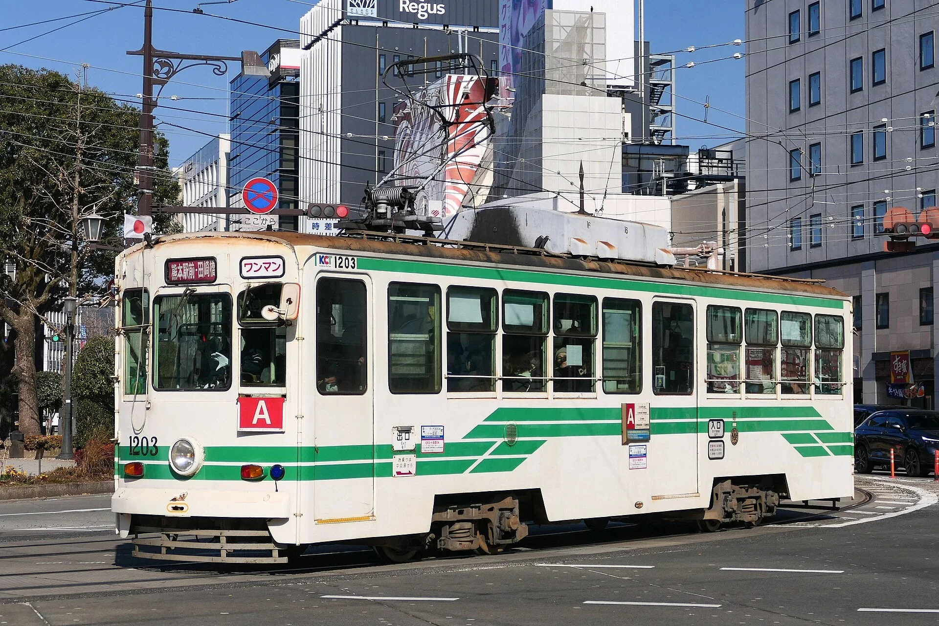 熊本市電1200型電車行經市中心道路