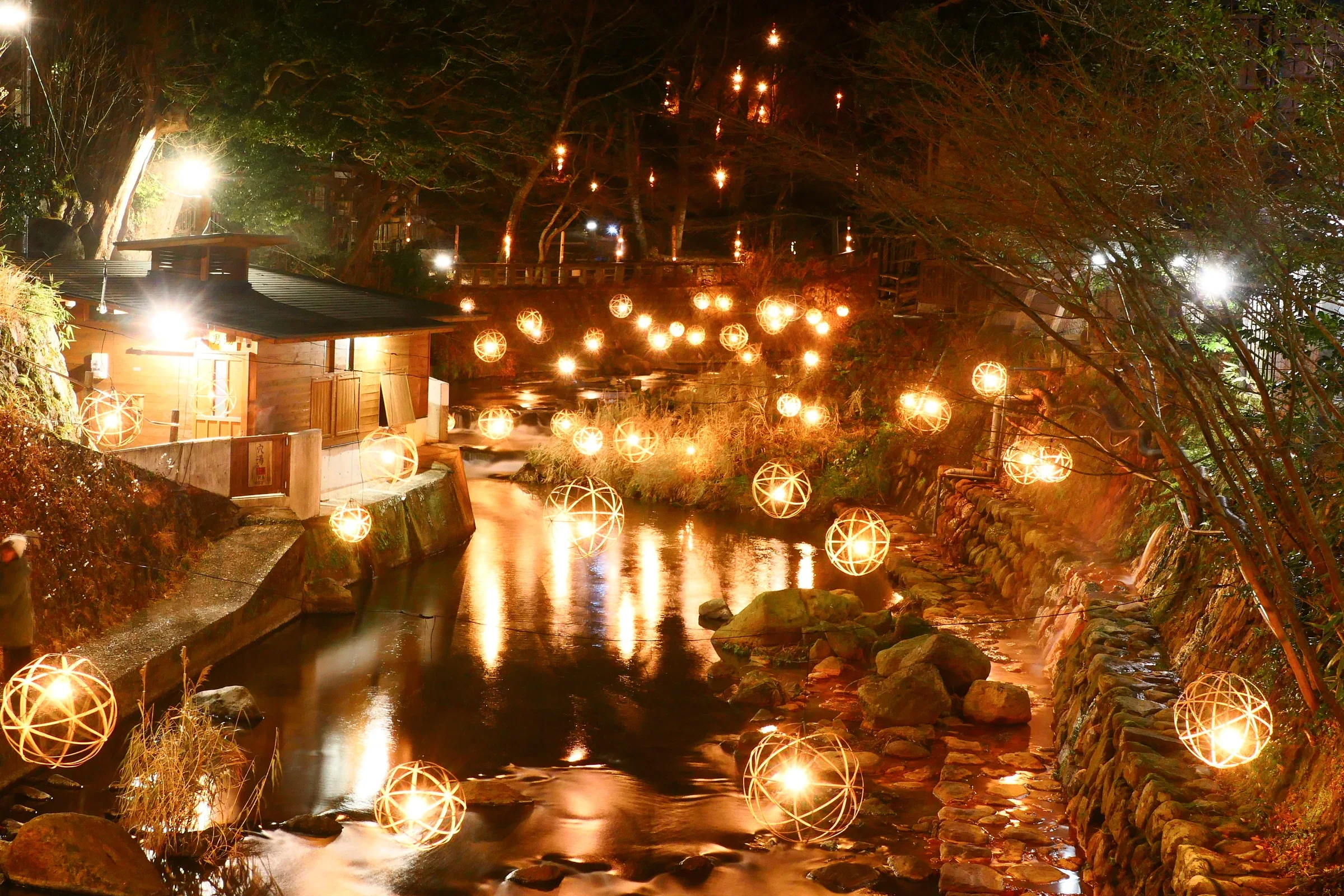 黑川溫泉街河畔夜間燈籠景色