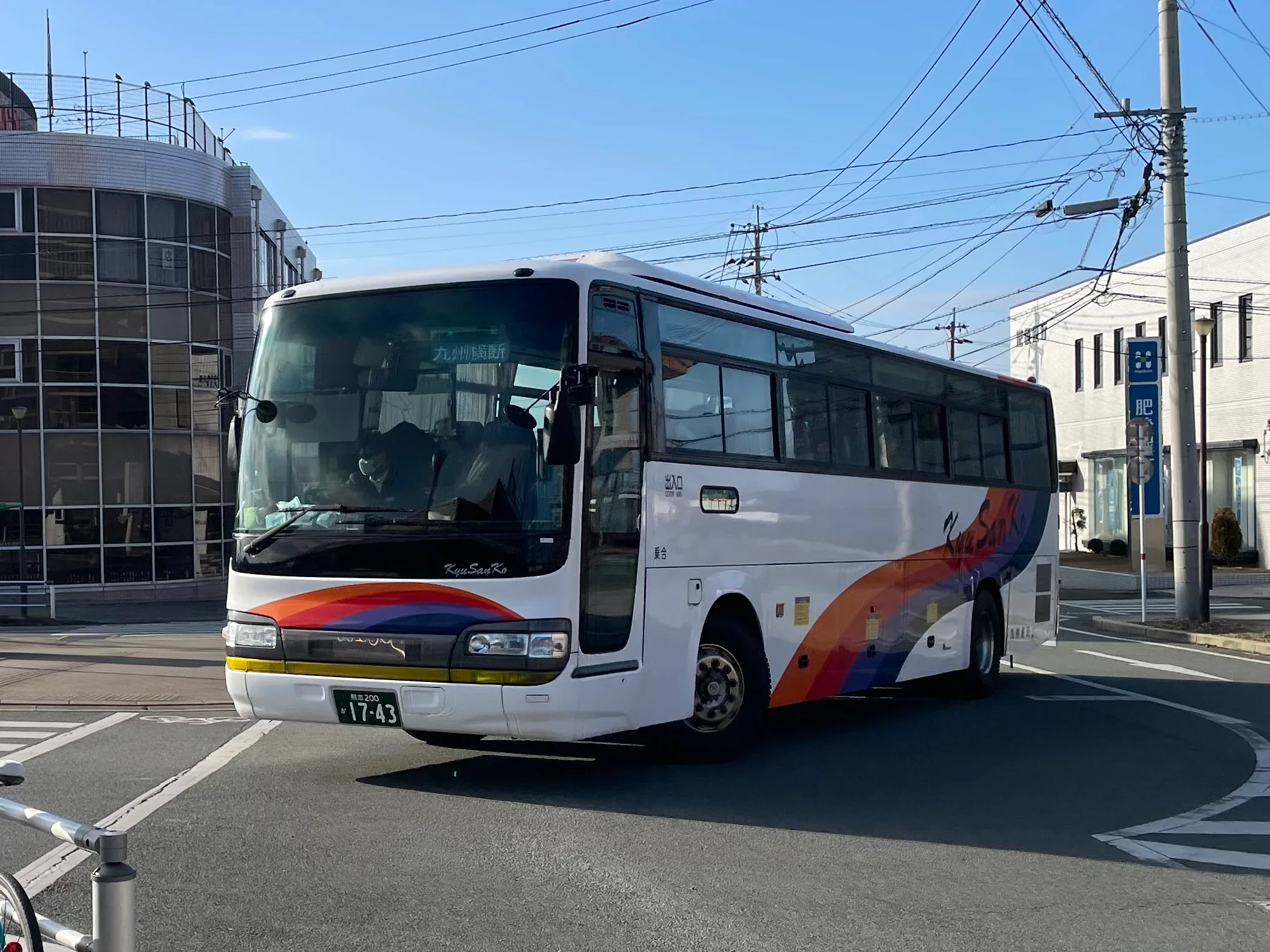 九州產交九州橫斷巴士行經熊本市區路口