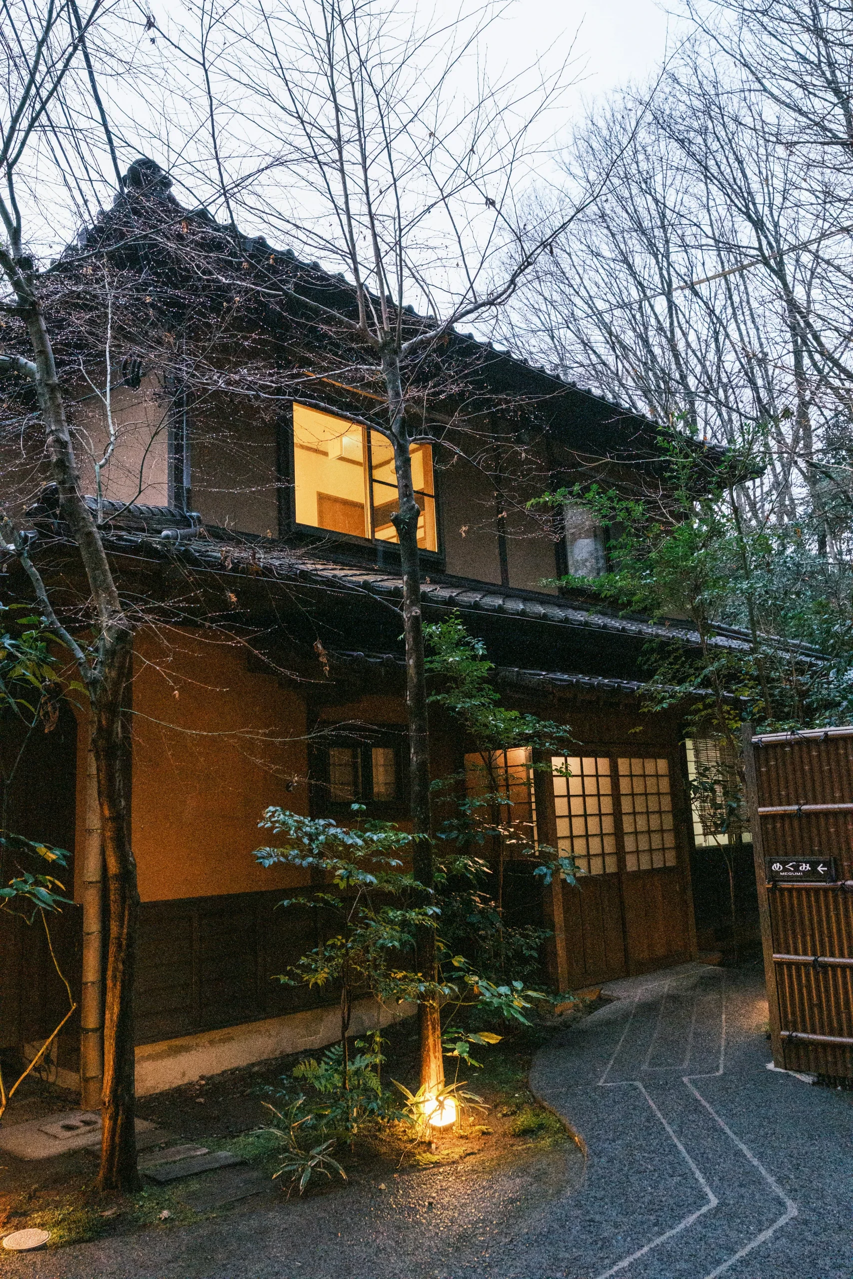 黑川溫泉旅館門前亮起的燈籠與木造建築