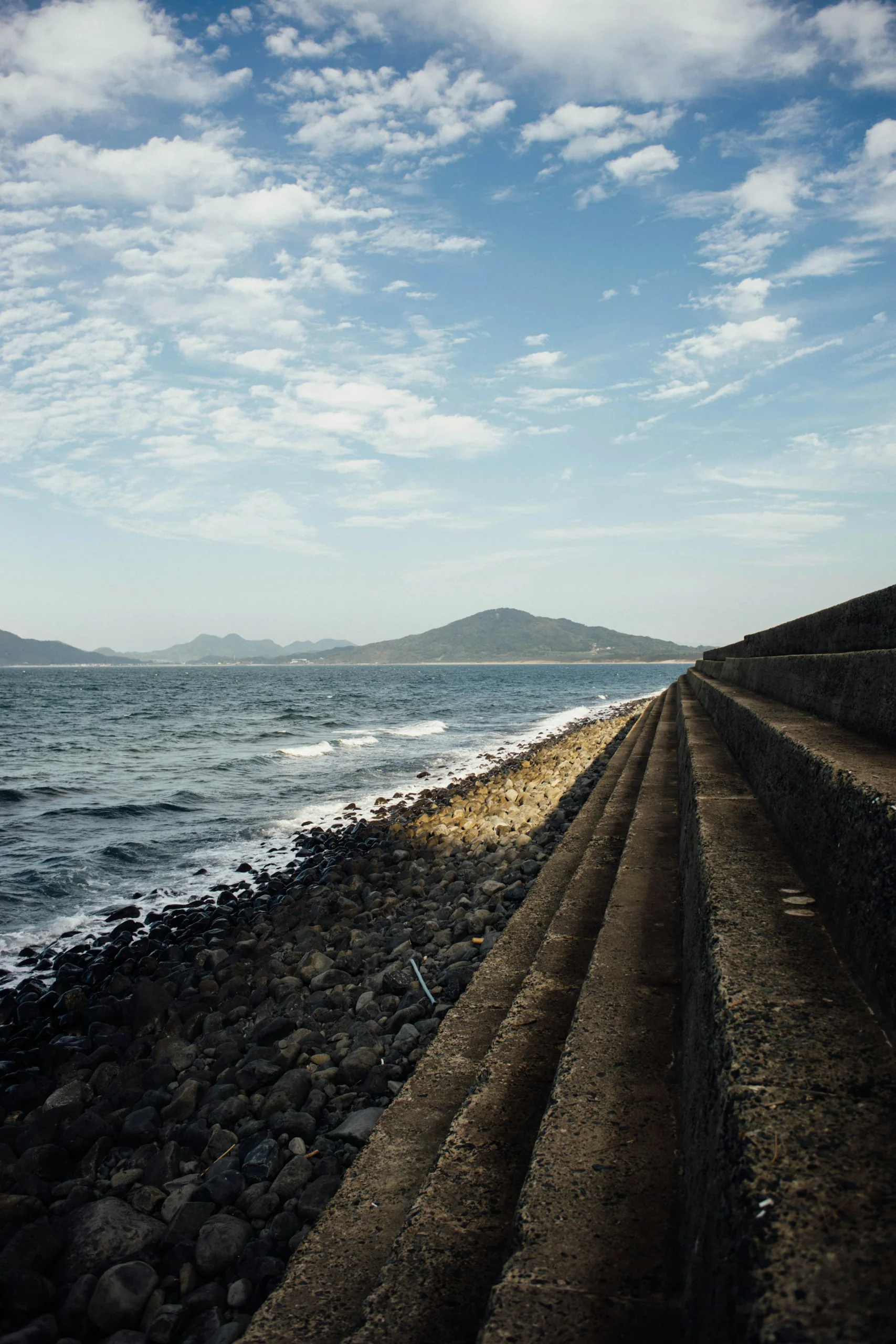 糸島海岸的岩岸與深藍海面沿著海岸線延伸