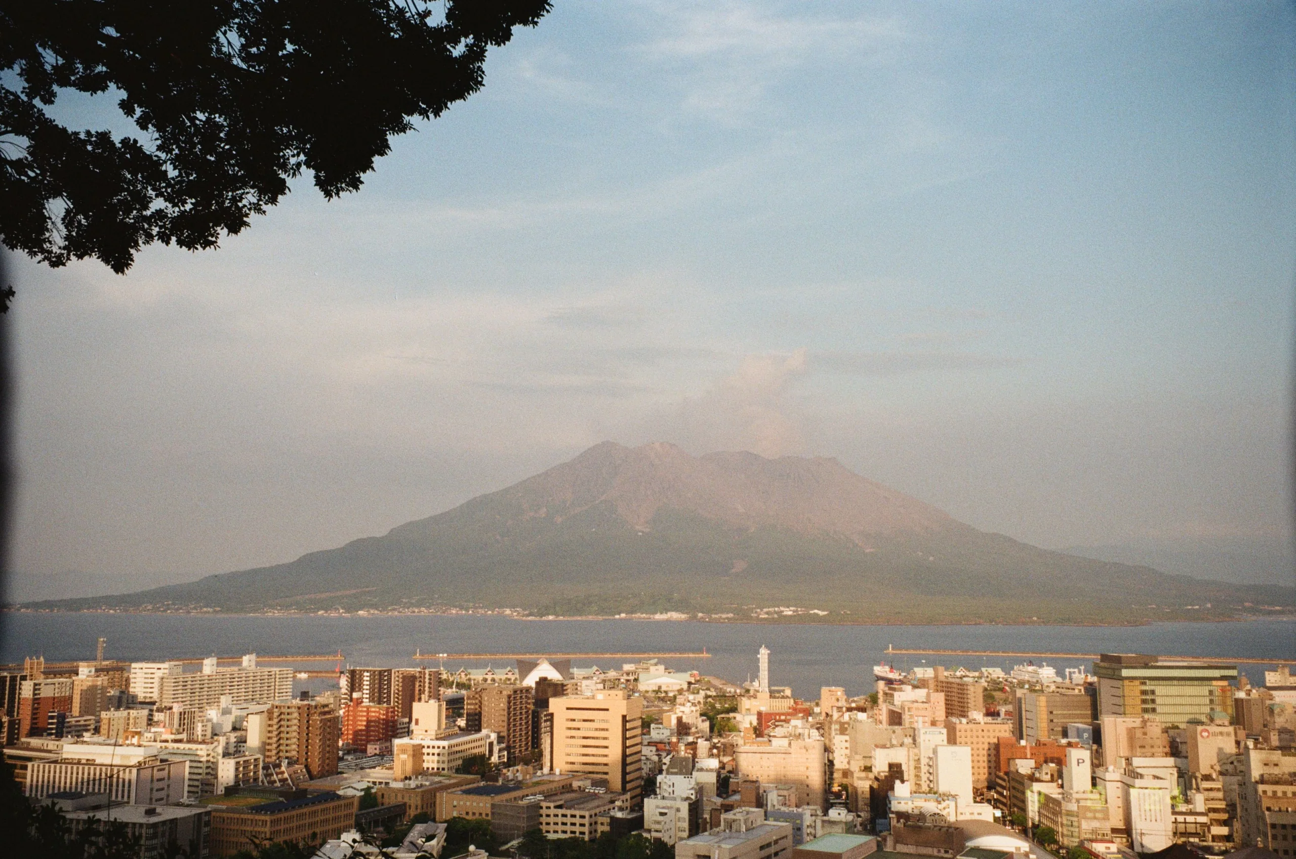 鹿兒島市區隔著錦江灣眺望櫻島火山