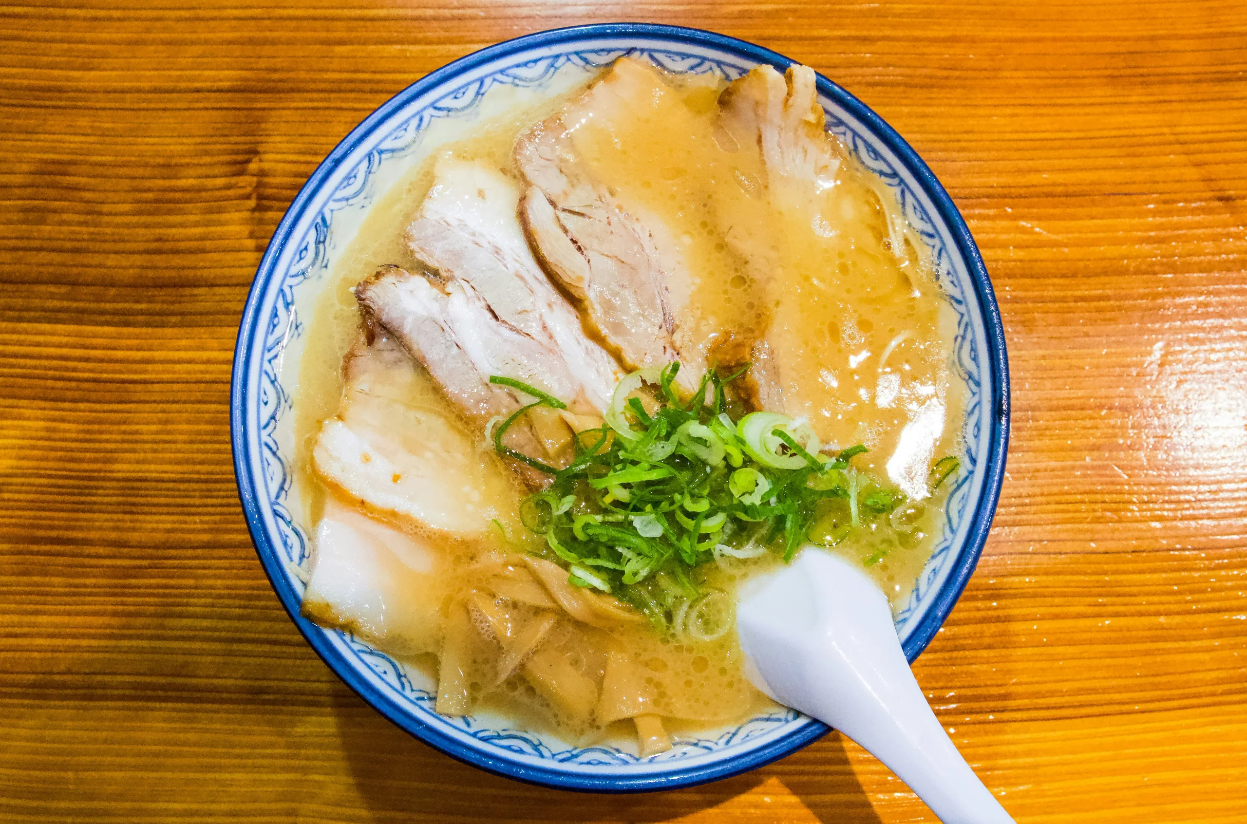 福岡博多豚骨拉麵，湯面放有叉燒、木耳和蔥花