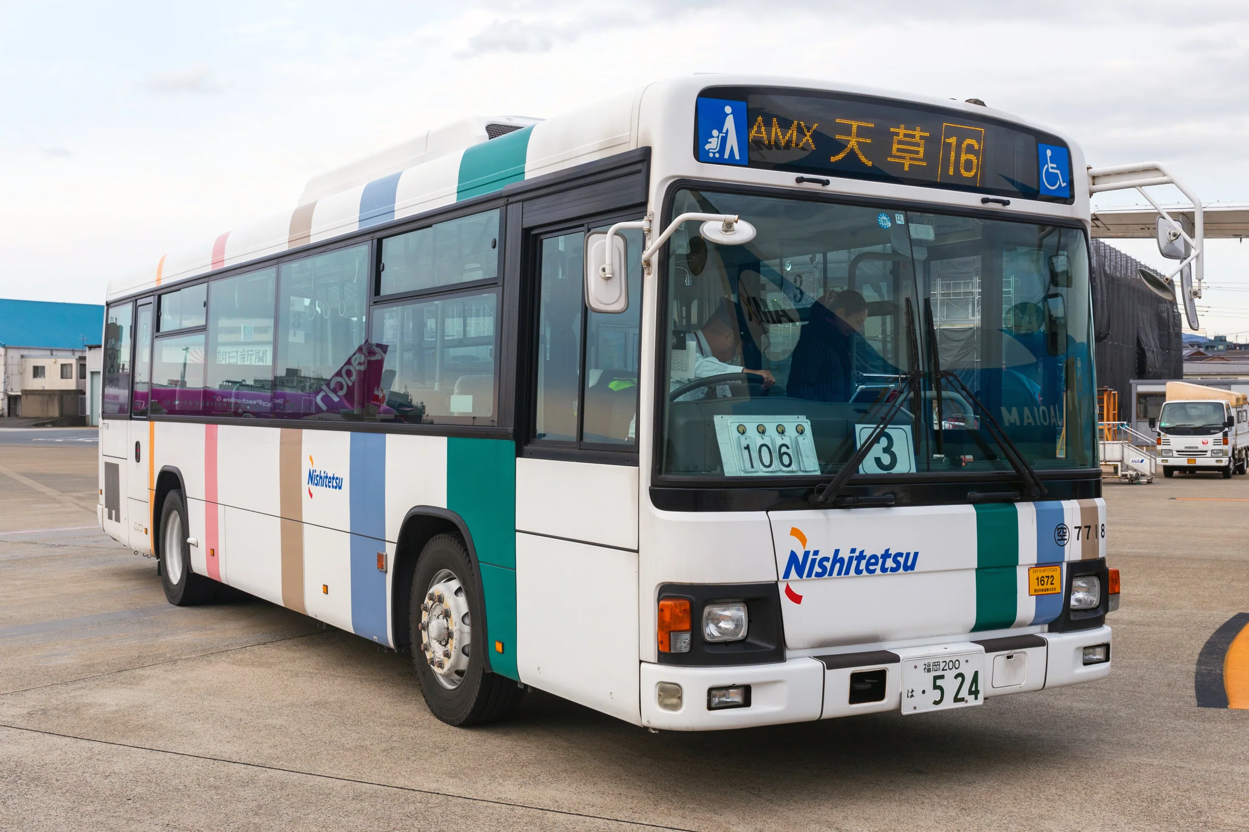 西鐵巴士停靠福岡機場，車身與機場航廈同框