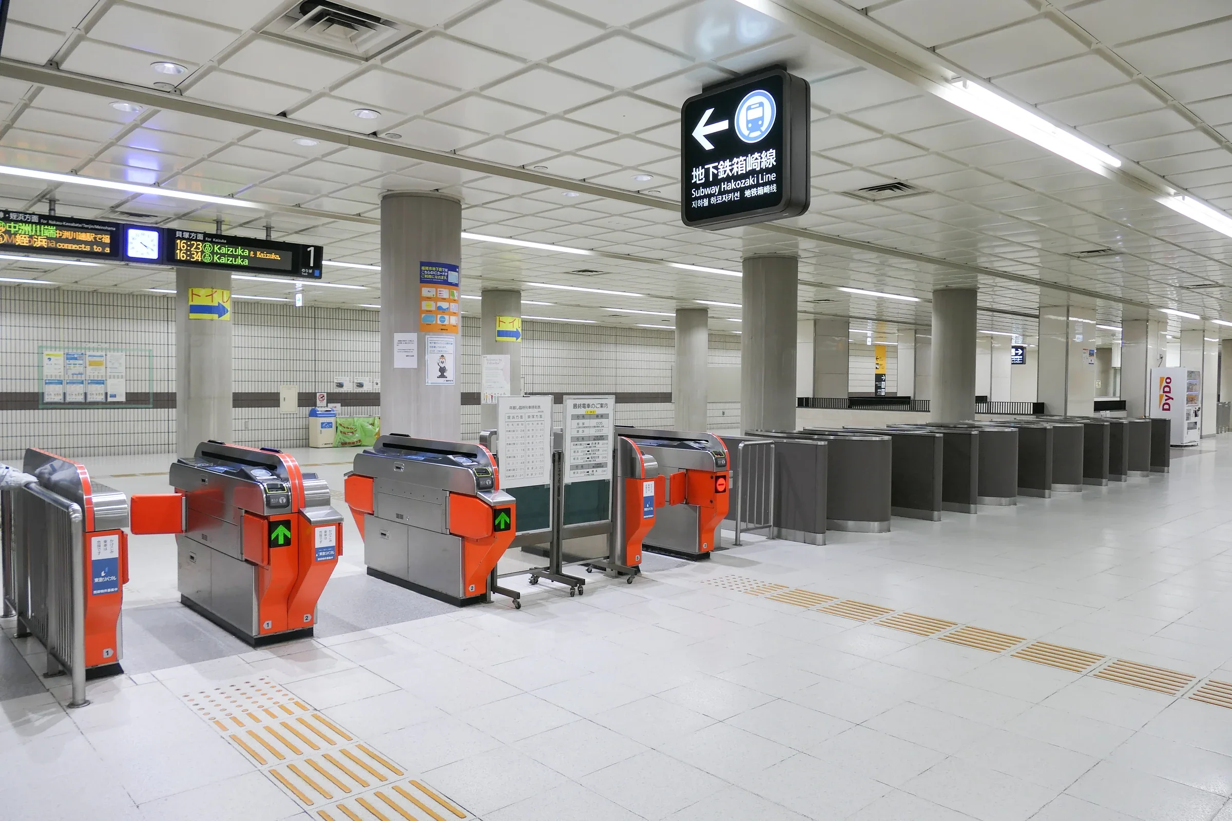 福岡市地下鐵箱崎宮前站的自動閘口與月台指示