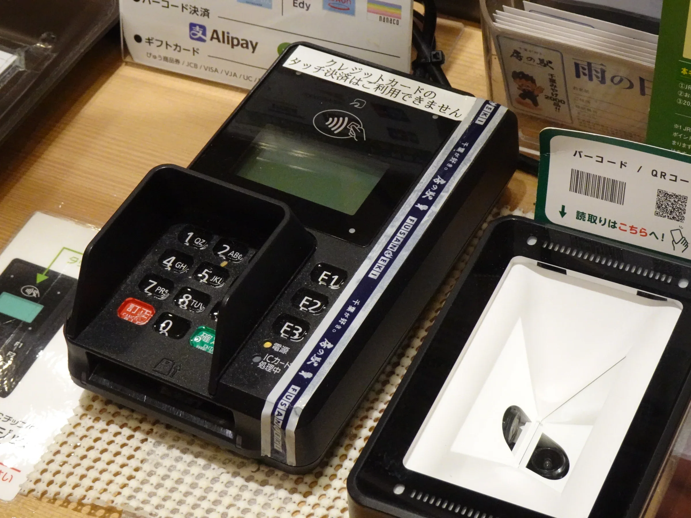 日本商店使用的信用卡感應與條碼付款終端機