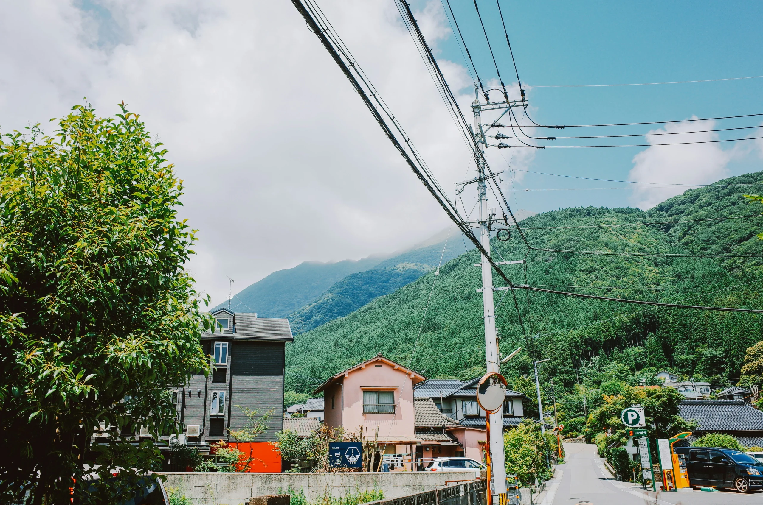 由布院山腳聚落的街道、民居與遠山
