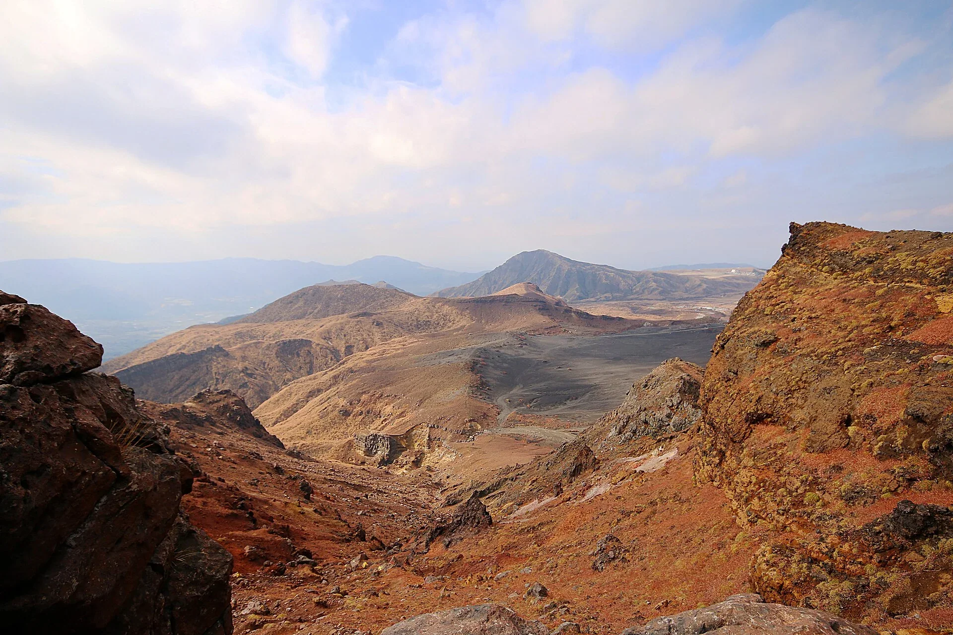 秋季阿蘇高地的火山地形與遠山景色