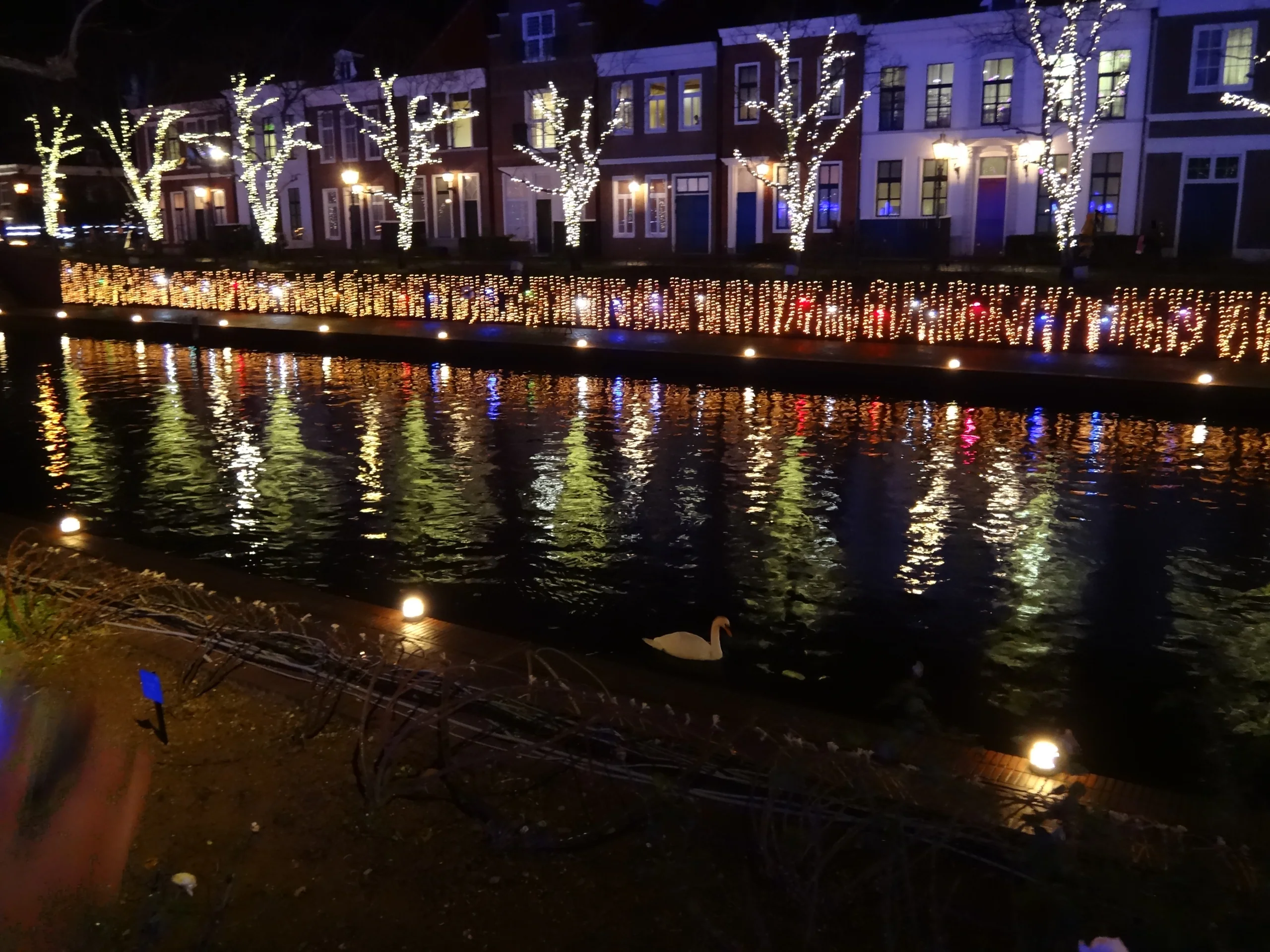 長崎佐世保豪斯登堡夜間燈飾倒映在運河上