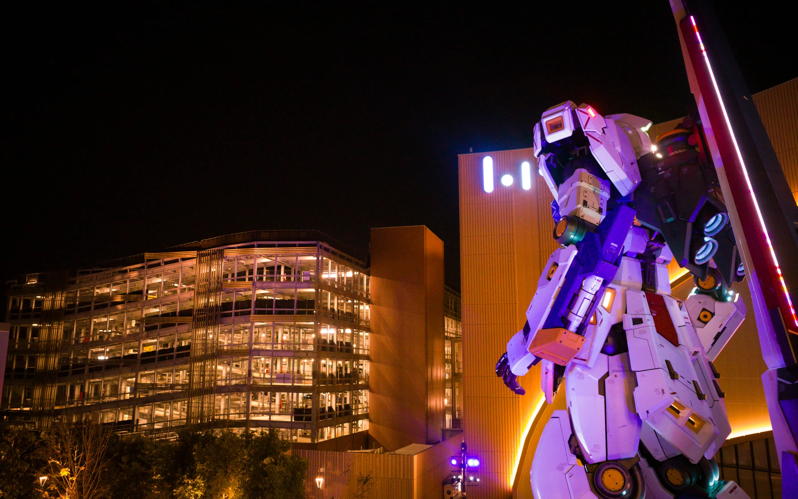 LaLaport 福岡戶外 RX-93ff ν 鋼彈側面立像與商場外牆；GUNDAM SIDE-F 位於館內 4 樓