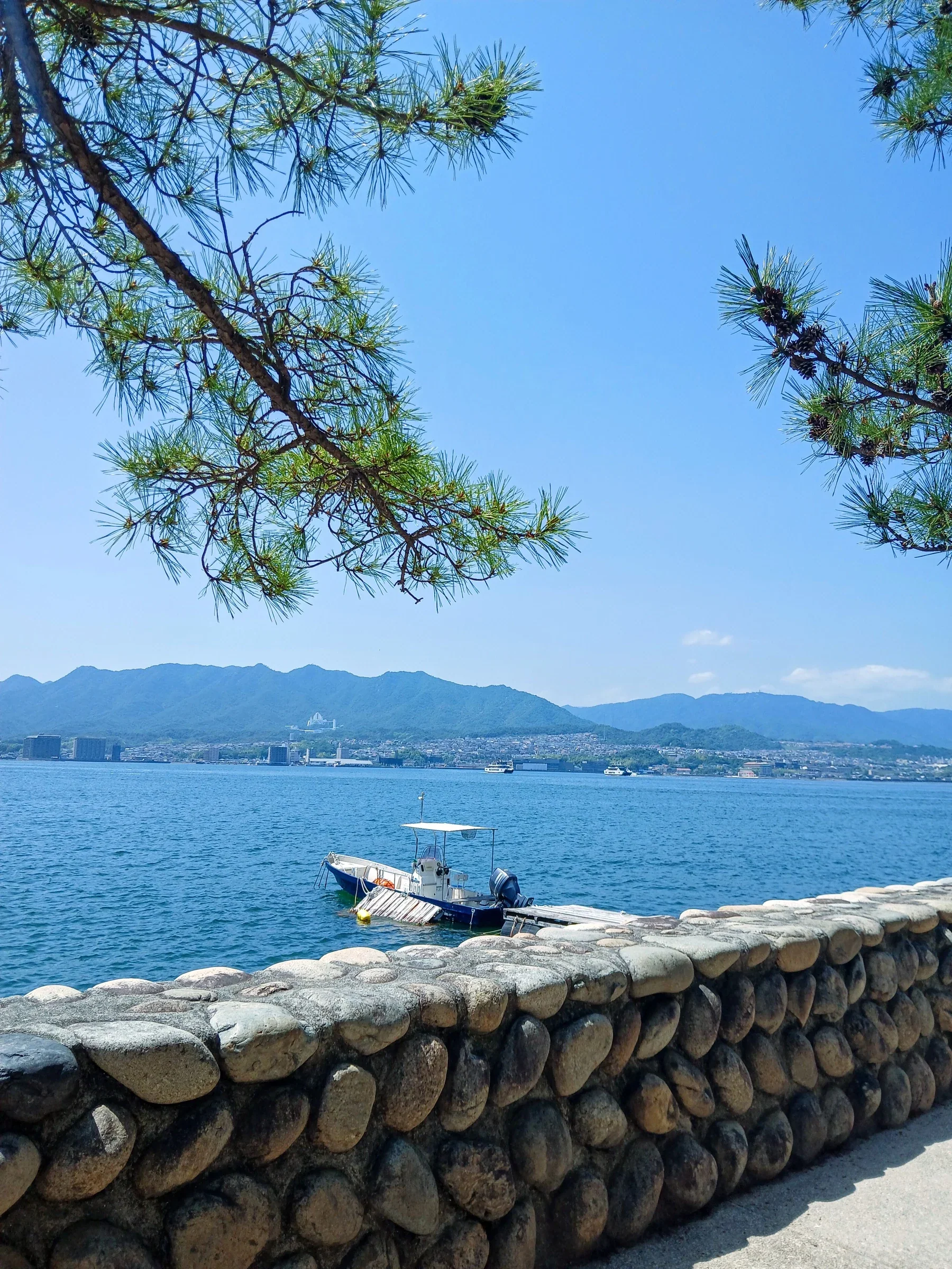 長崎縣佐世保灣的海岸、船隻與遠山