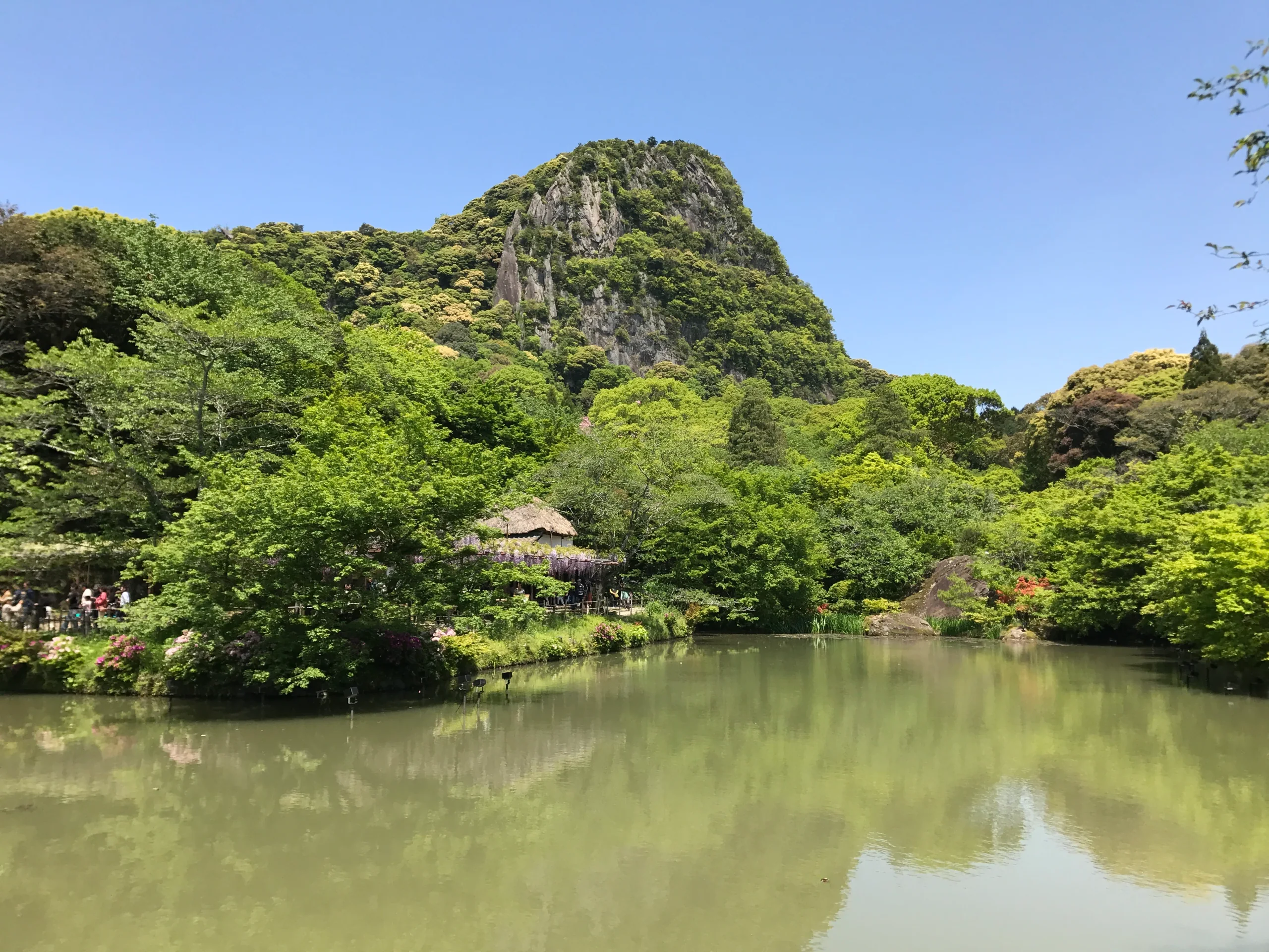 御船山樂園池塘與御船山山體景色