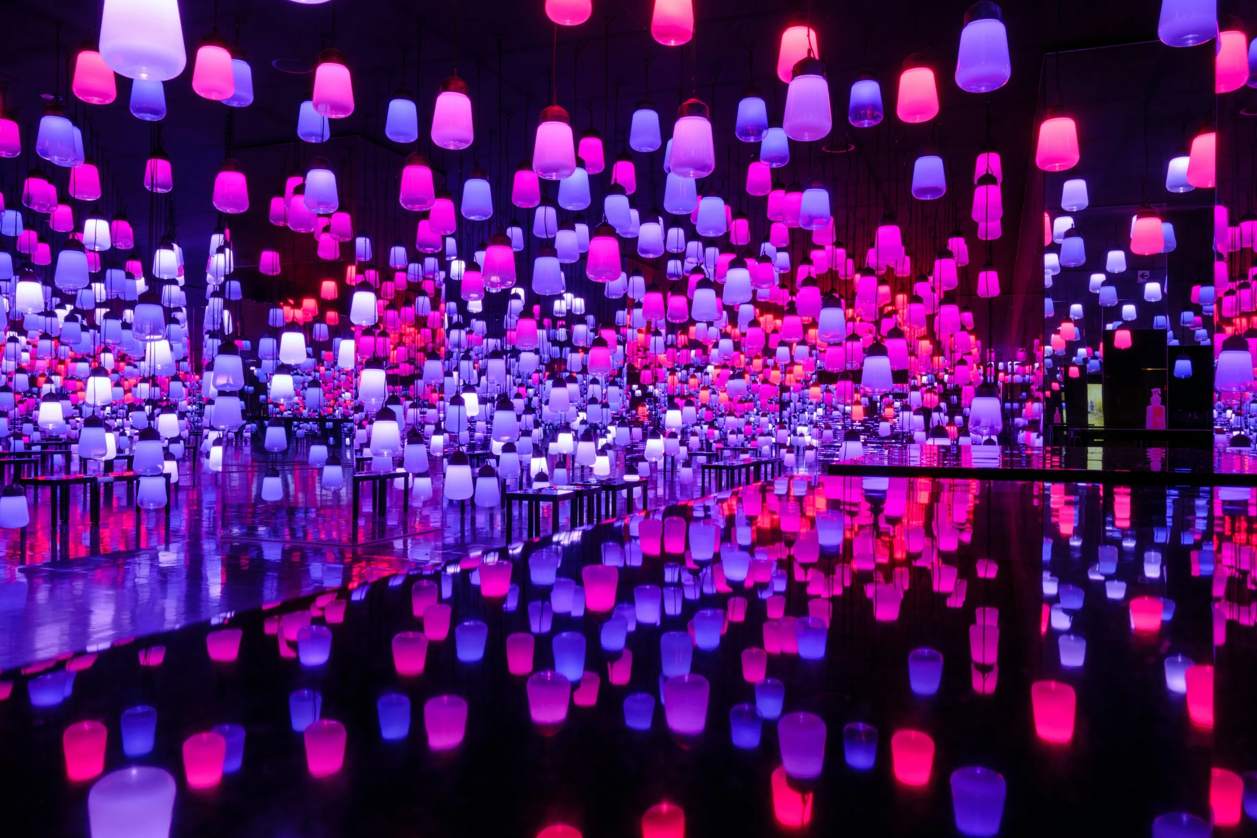 御船山樂園飯店內 teamLab 常設數位藝術展的彩色燈光空間
