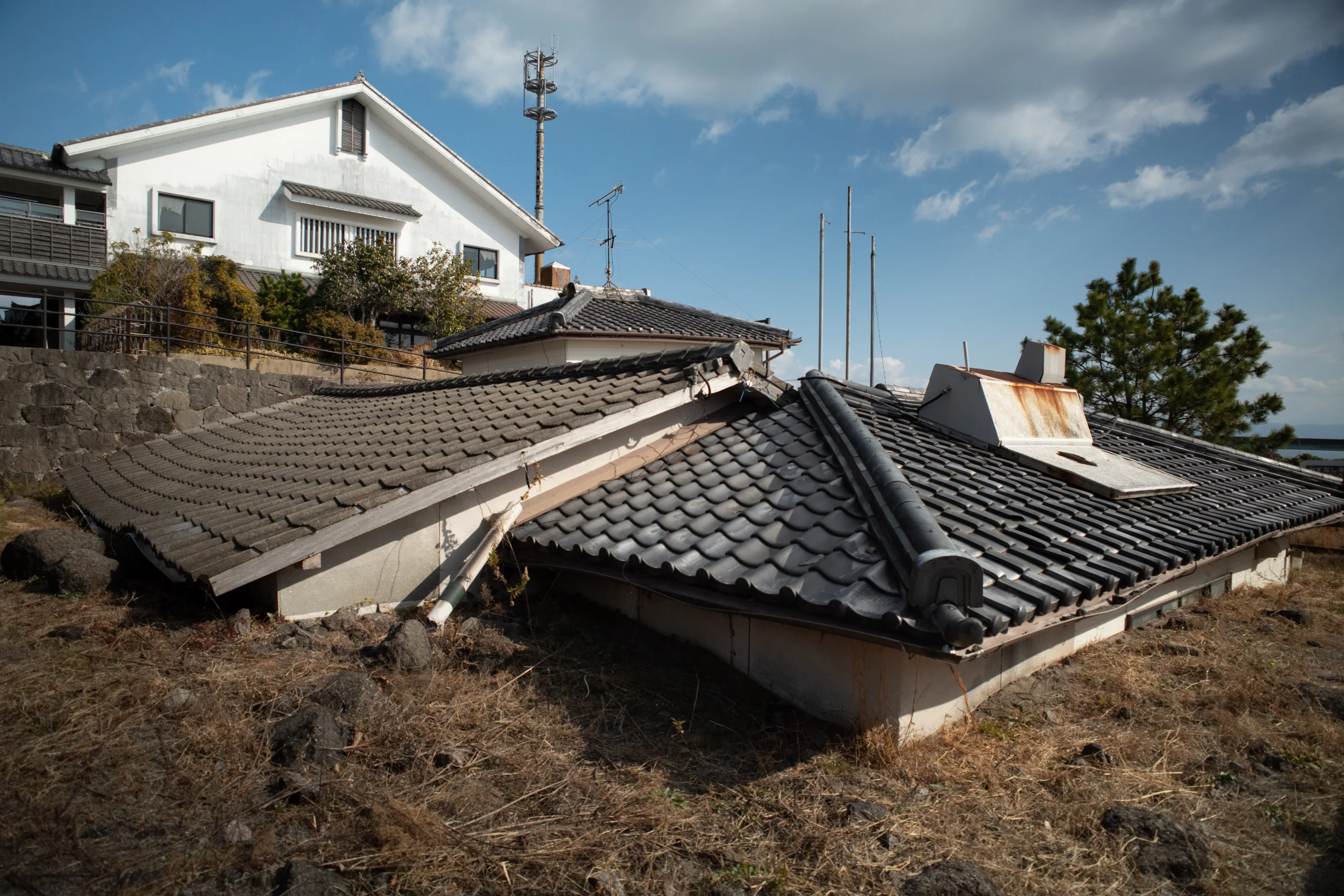 南島原土石流被災家屋保存公園內，被火山土石流掩埋後保存的民宅與屋頂全景
