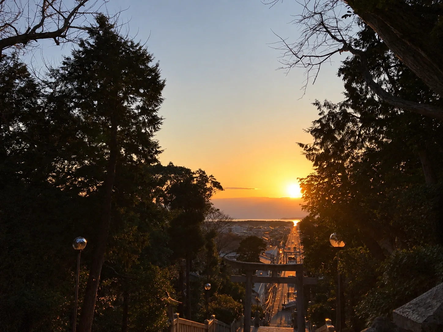 宮地嶽神社參道在夕陽下延伸向海岸，呈現光之道景色