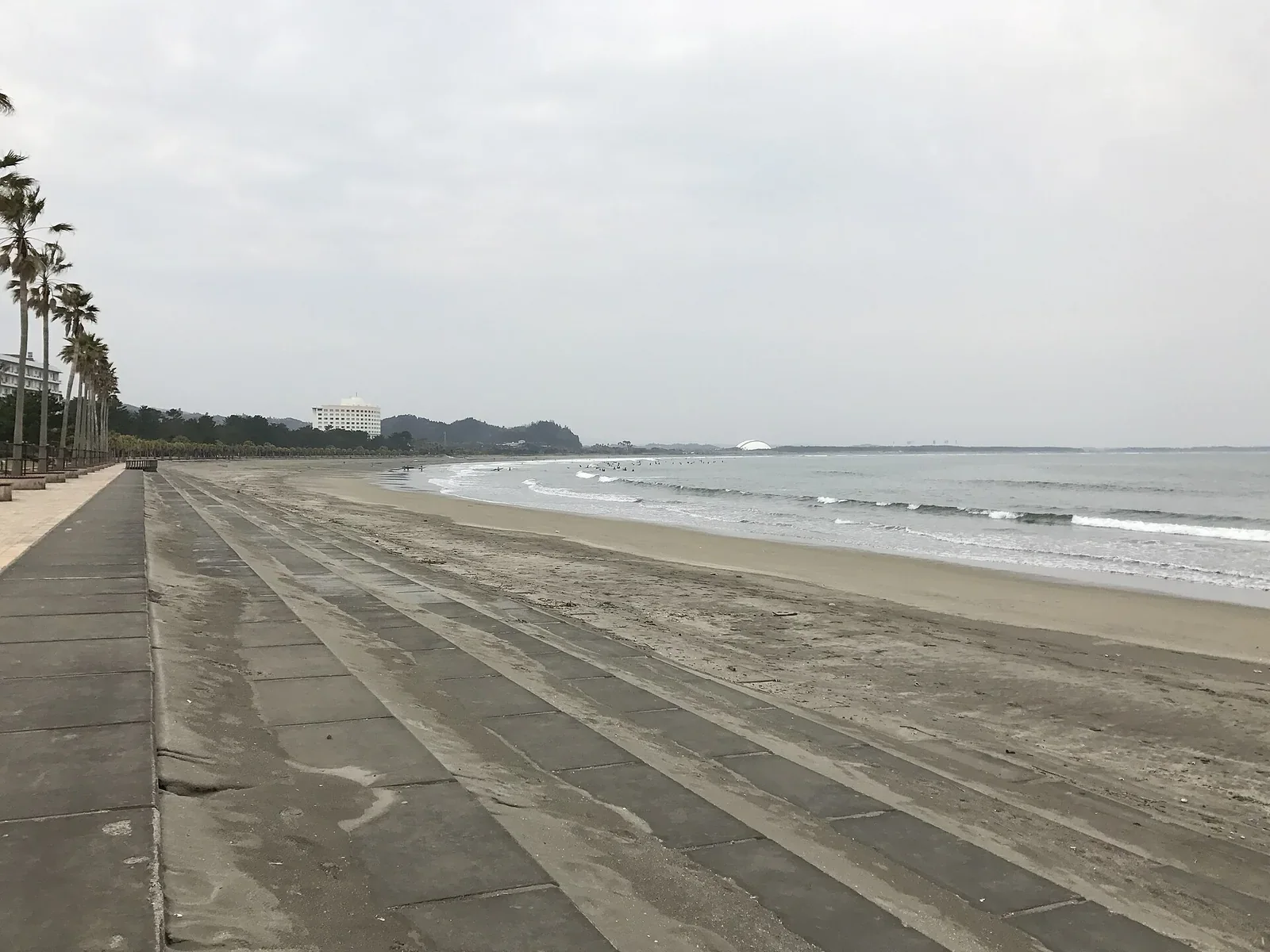 青島海灘與沿岸景色，直達 Shuttle 抵達後仍需步行進入景點區