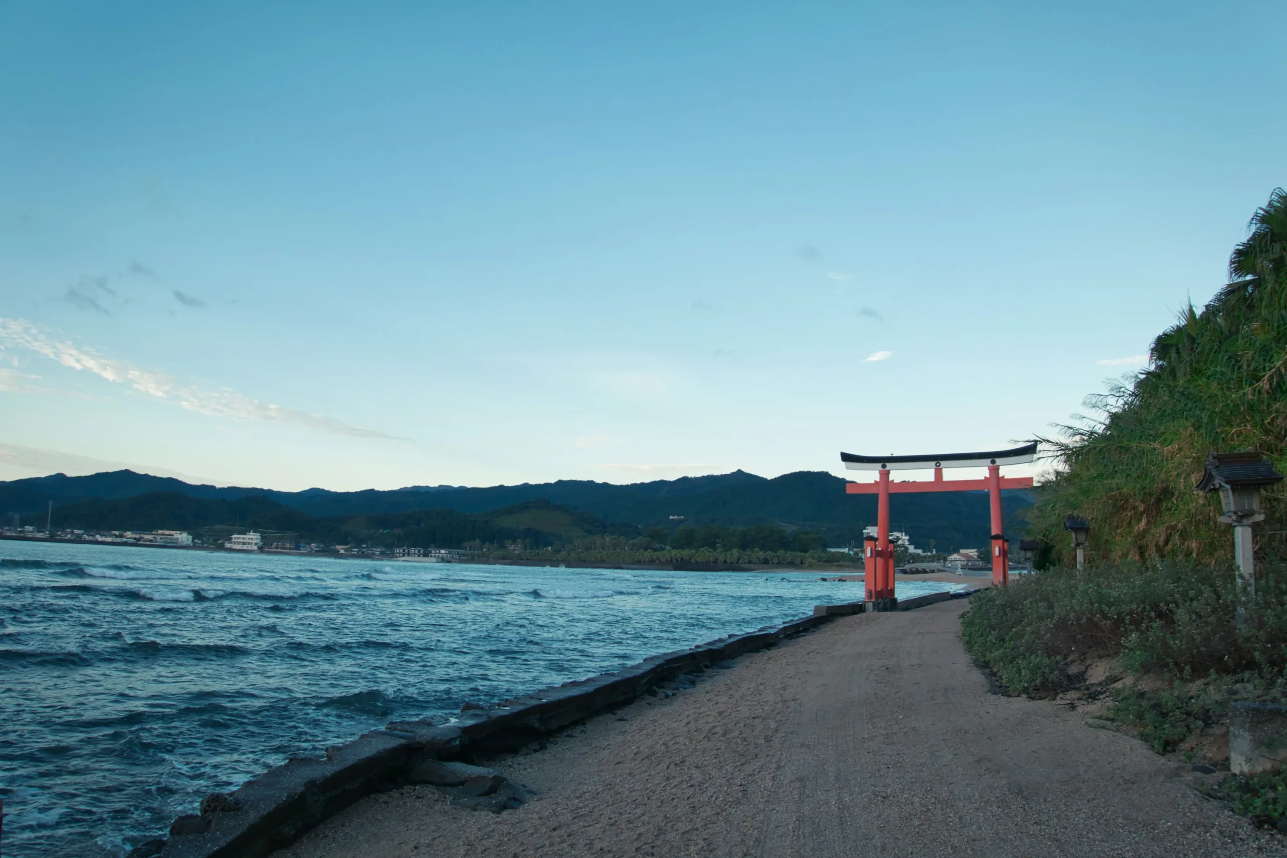 青島神社旁的海岸步道與朱紅色鳥居