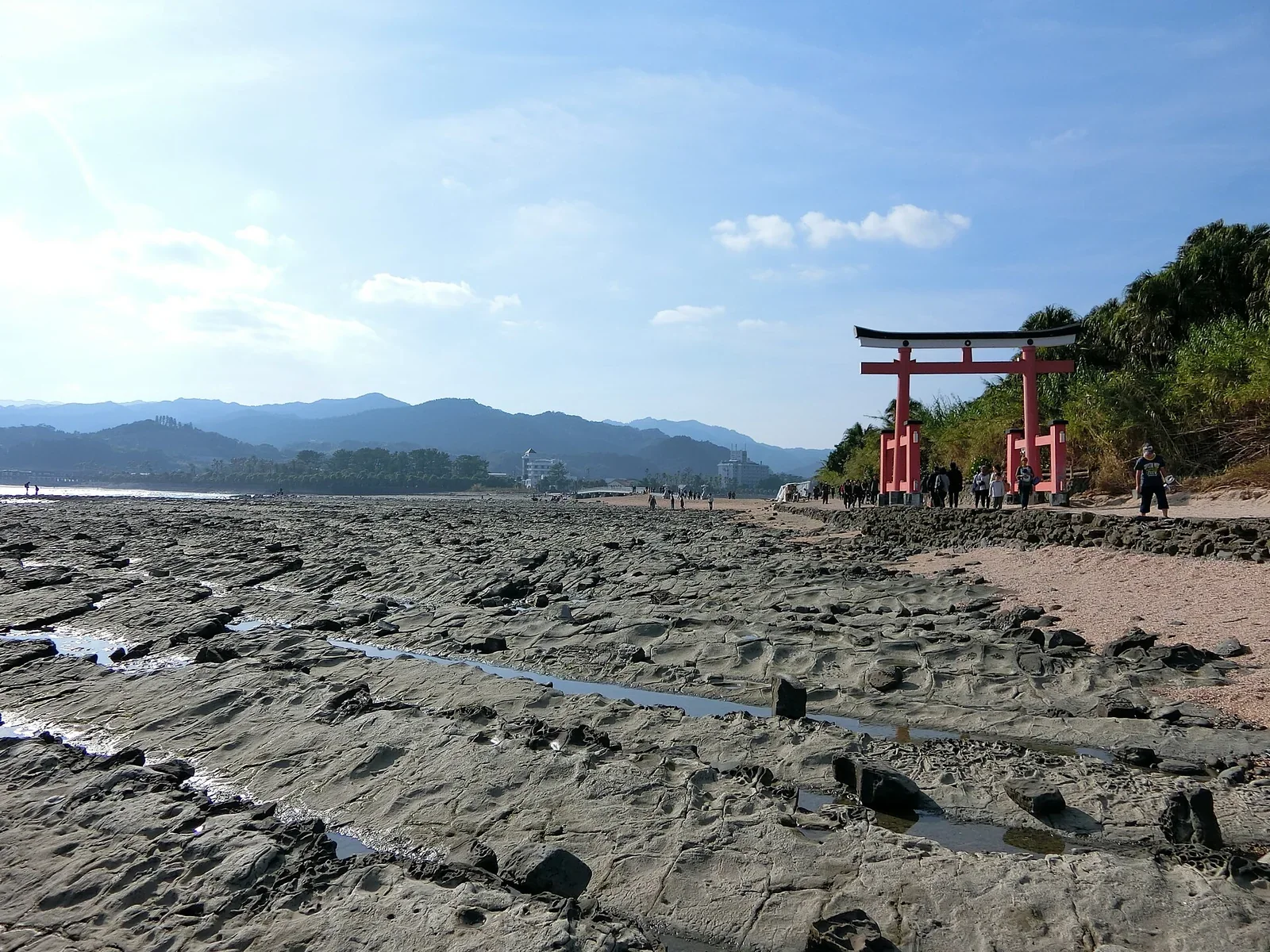 青島神社鳥居前的鬼之洗衣板岩層與海岸