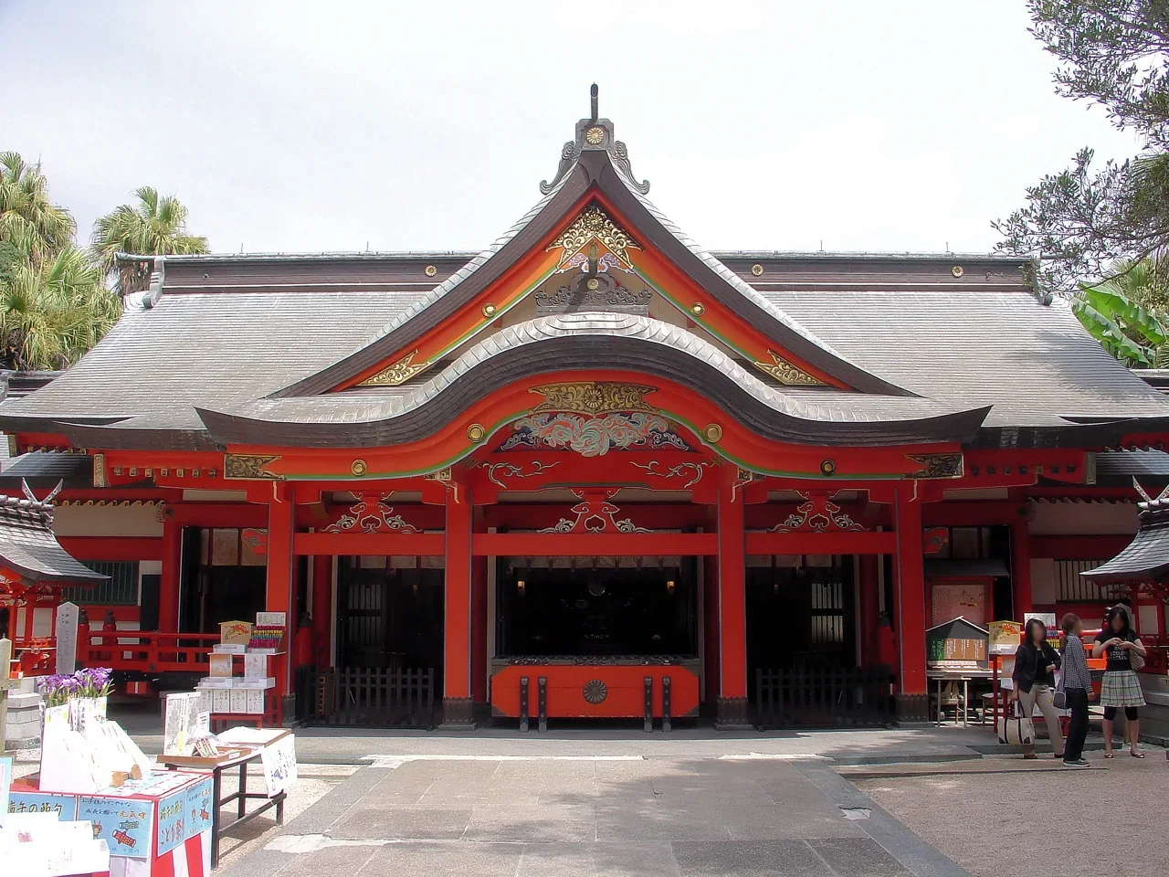 青島神社朱紅色拜殿與亞熱帶植物