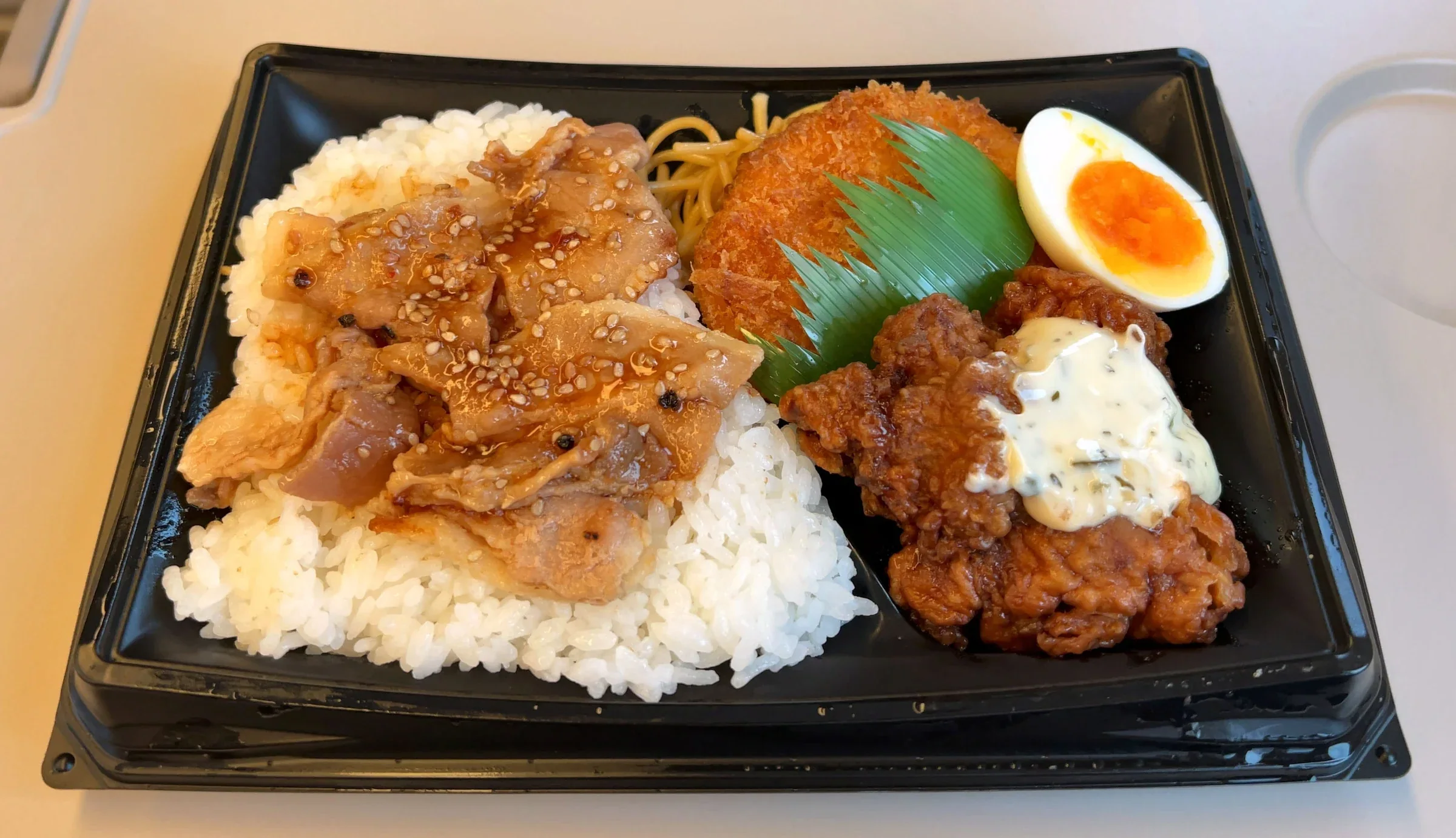 NewDays 雞南蠻便當配烤豬肋排、白飯與塔塔醬