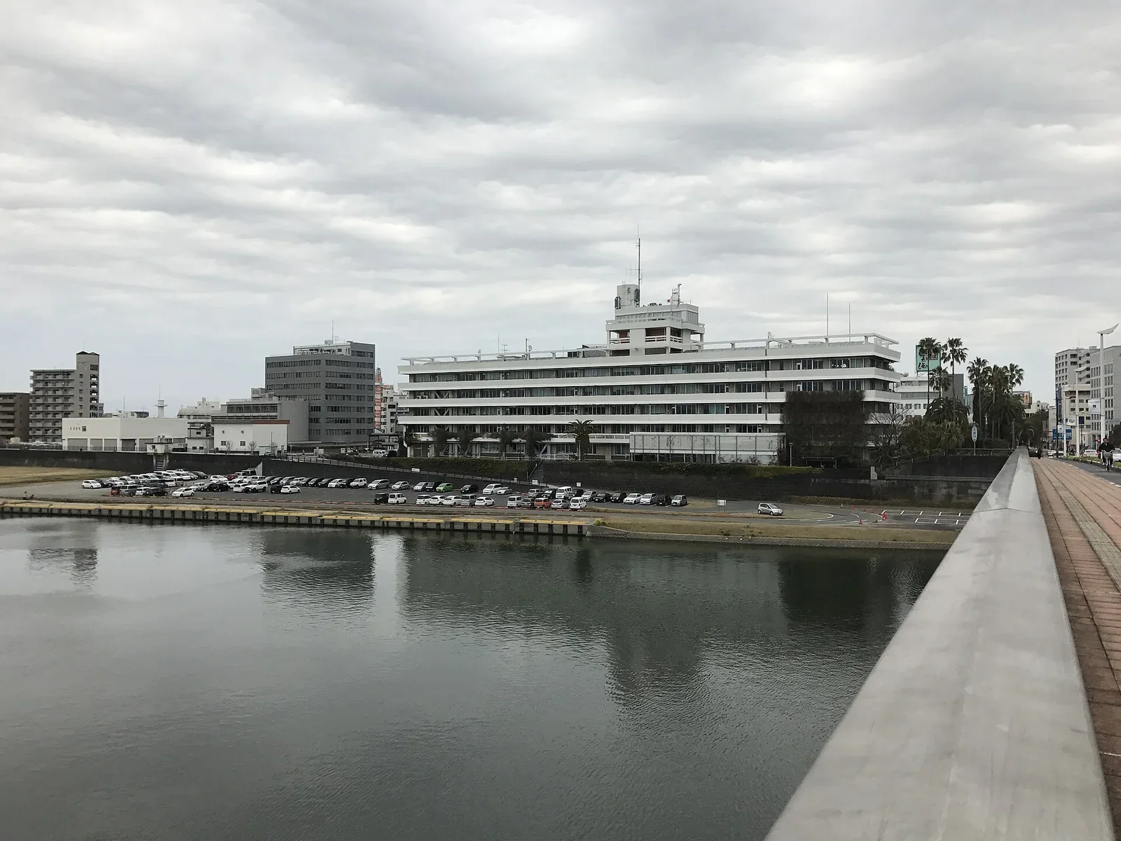 橘橋望向宮崎市役所，顯示橘通市中心與住宿區的距離