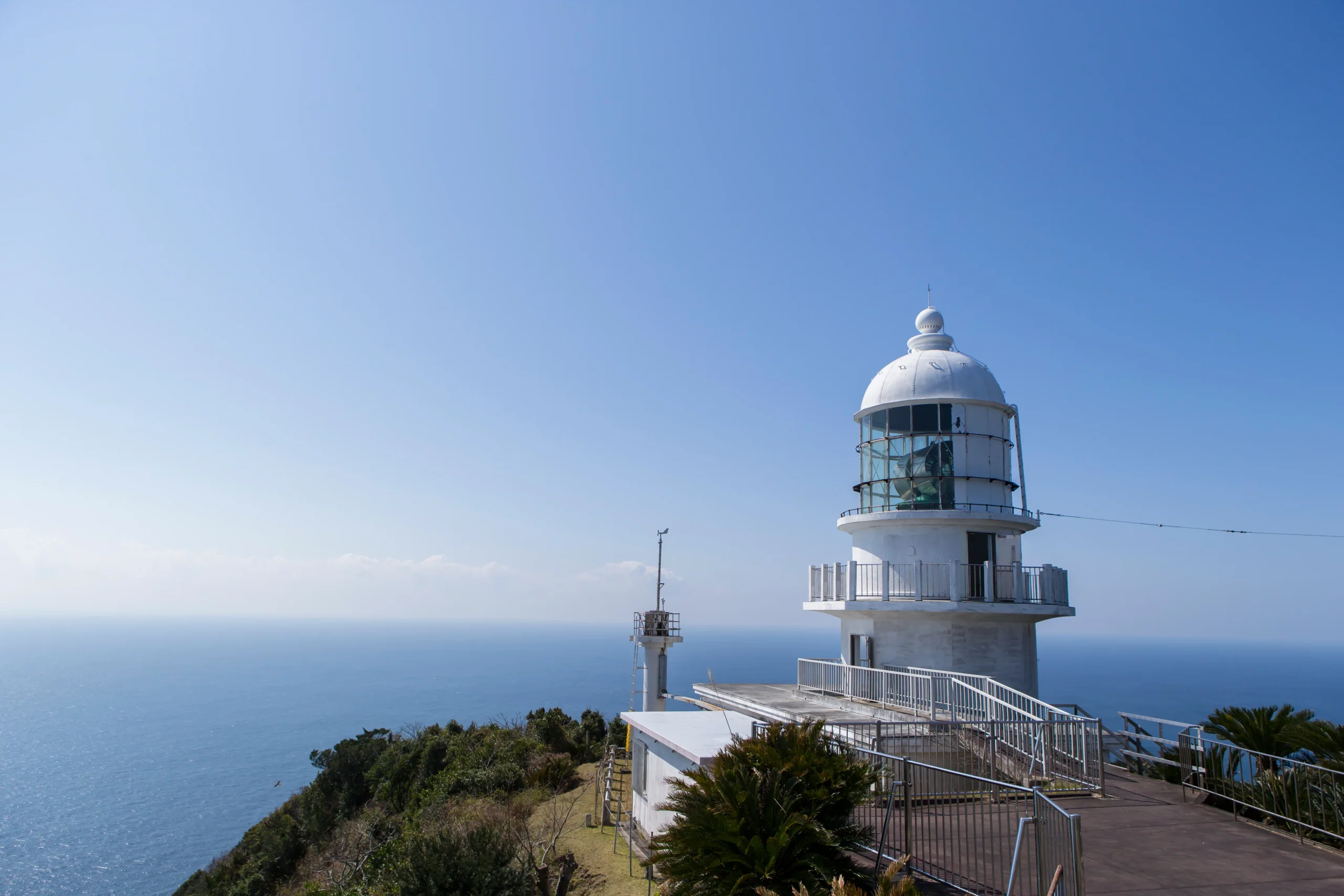 都井岬燈塔立在海崖上，遠處可見太平洋海面