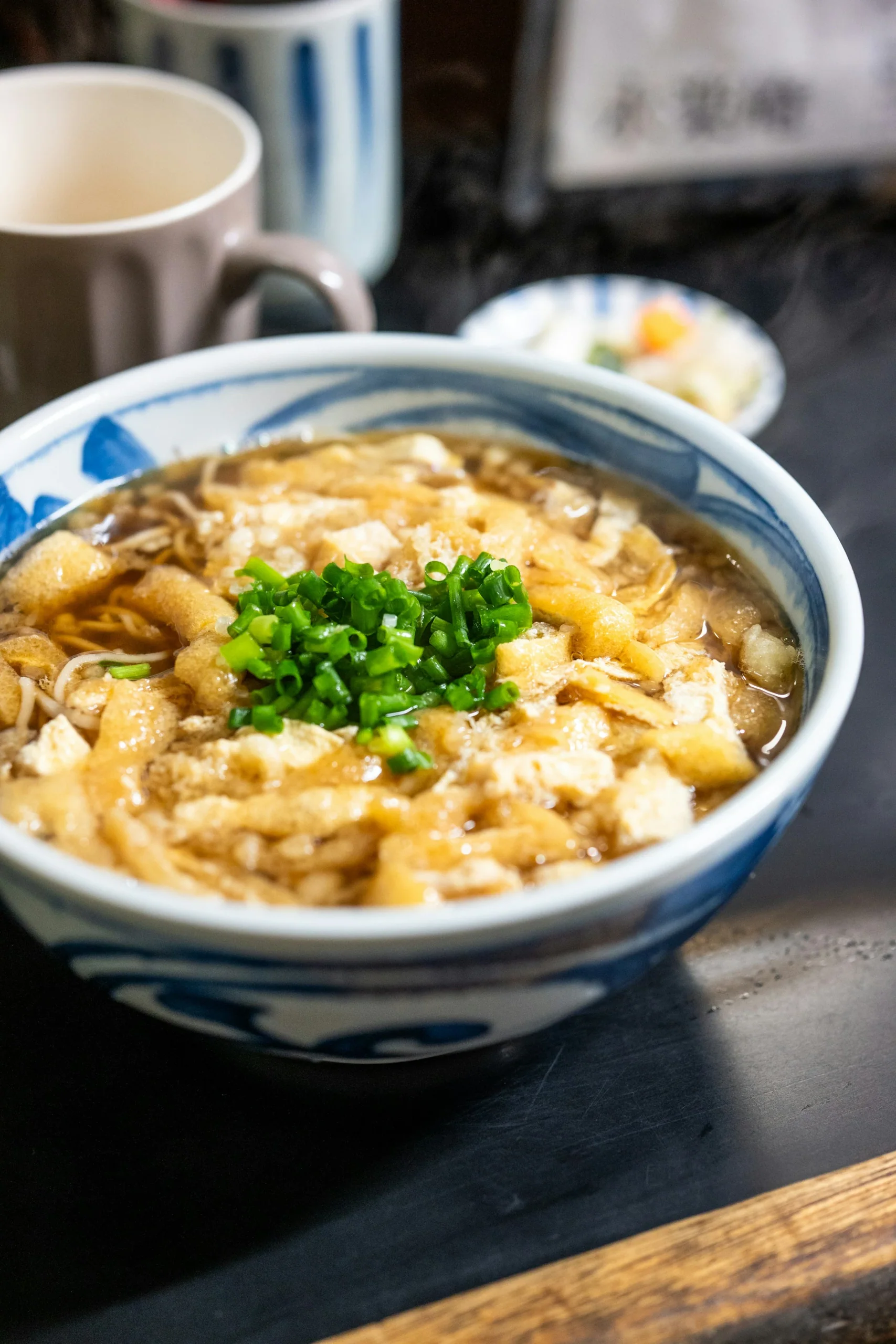 熱湯烏龍麵配炸豆皮與蔥花