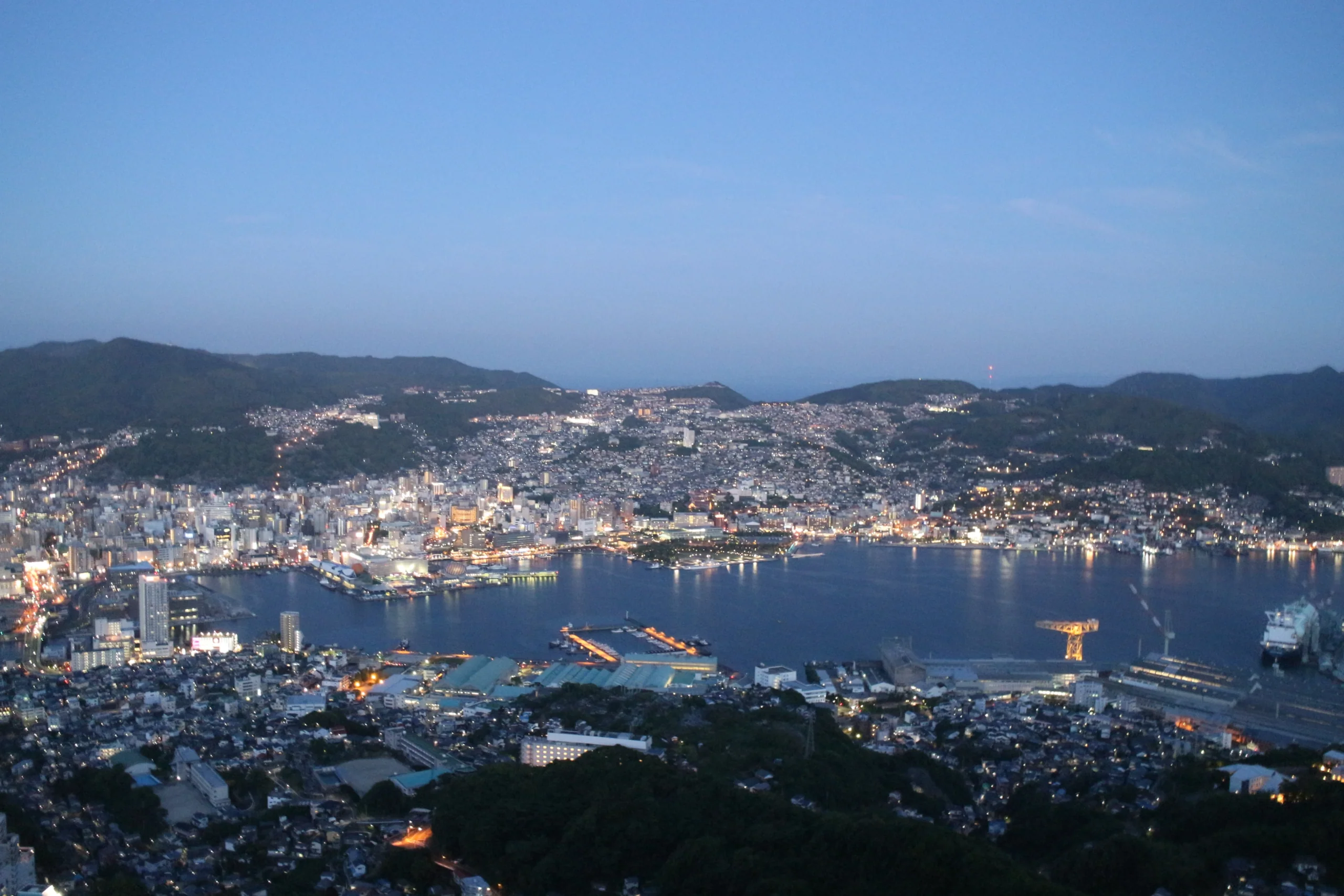 稻佐山傍晚俯瞰長崎港和市區燈火