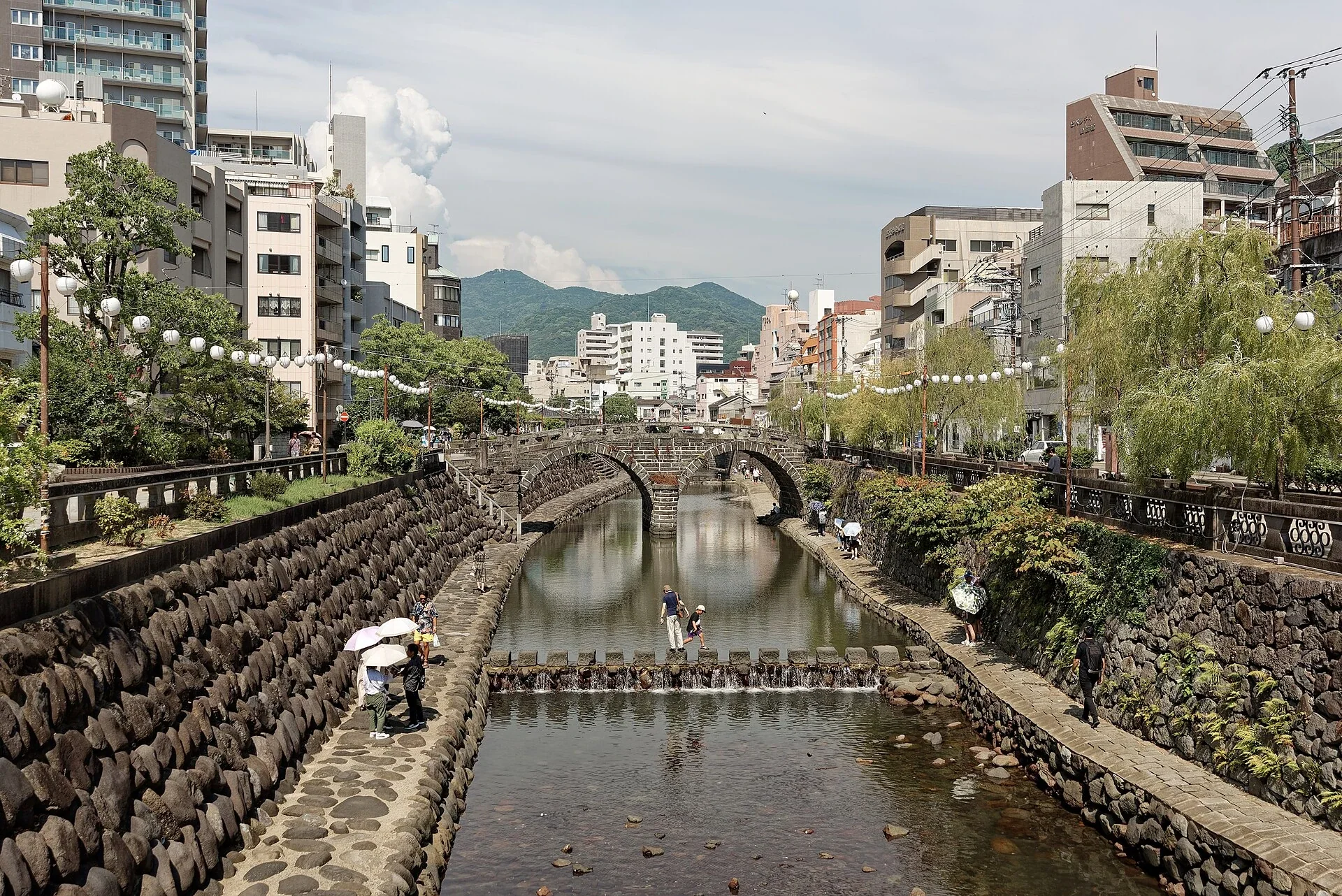 長崎眼鏡橋橫跨中島川，河岸步道沿橋邊延伸