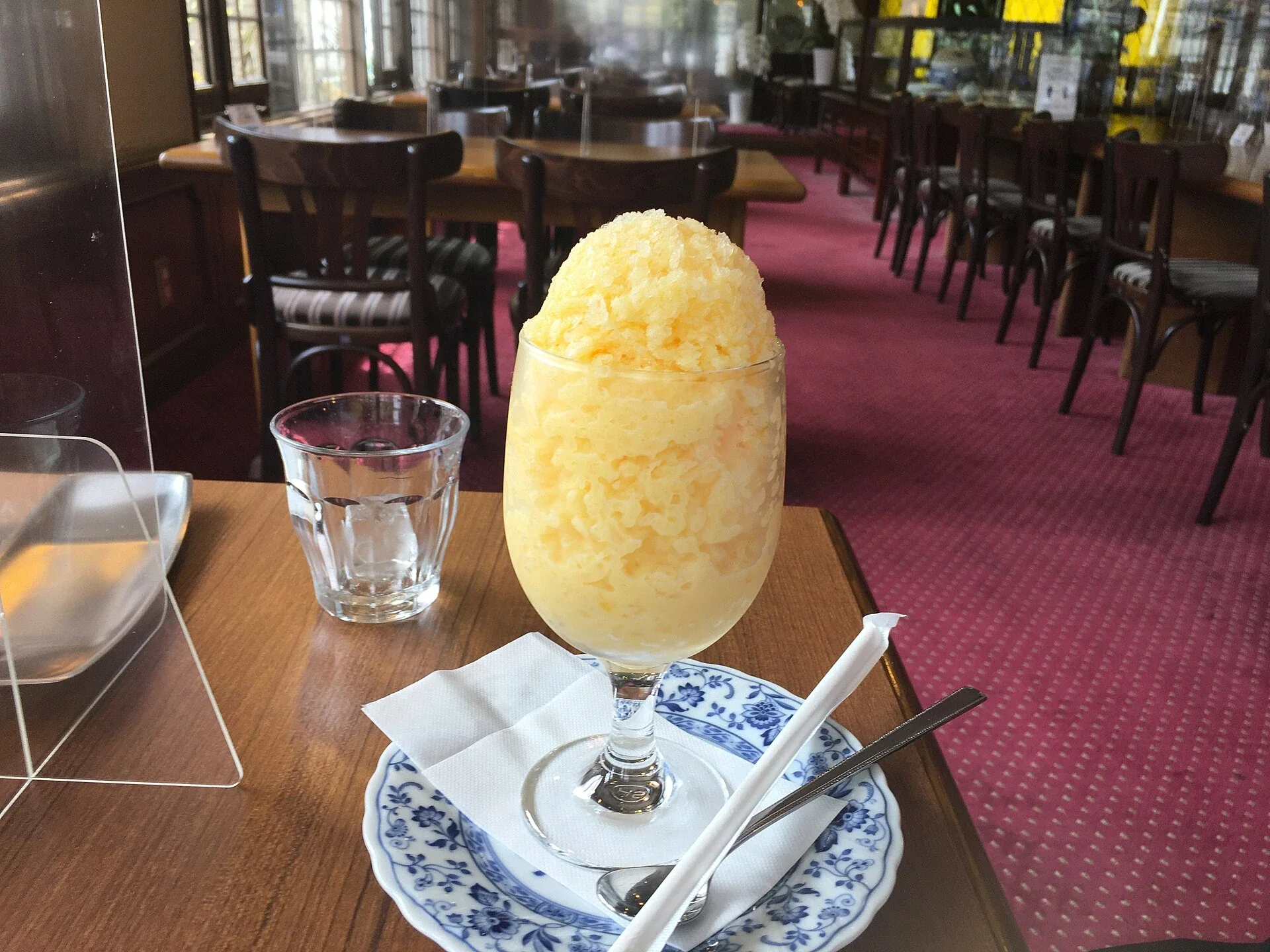 長崎式食べるミルクセーキ，玻璃杯中盛著牛奶冰沙
