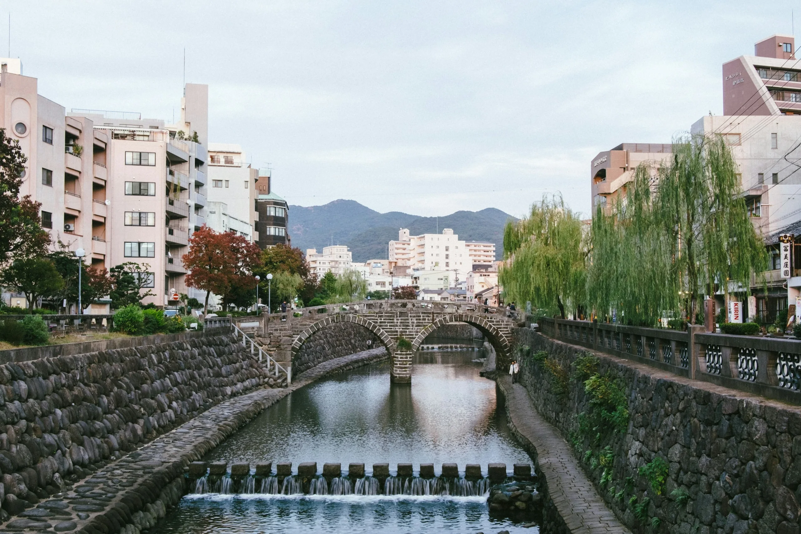 中島川河道、石岸與長崎眼鏡橋的城市景觀
