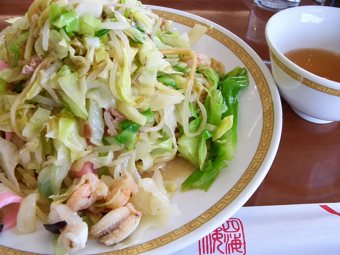 四海樓太麵皿うどん，煎過的粗麵配上蔬菜與海鮮芡汁