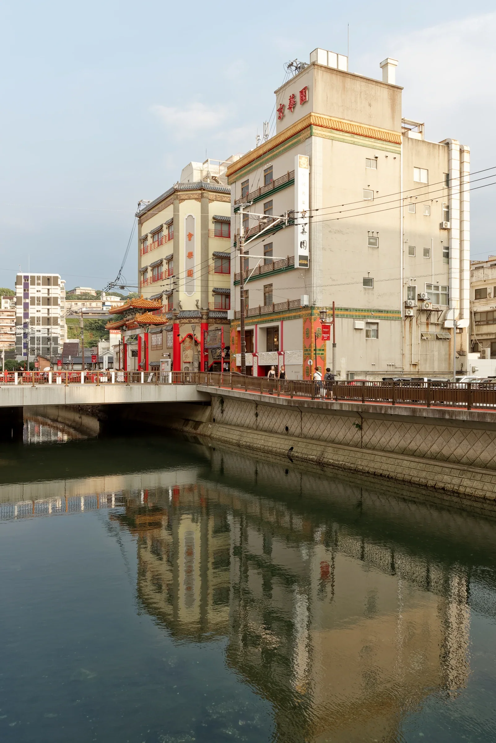 新地中華街一帶的街景、河道與中華門牌樓