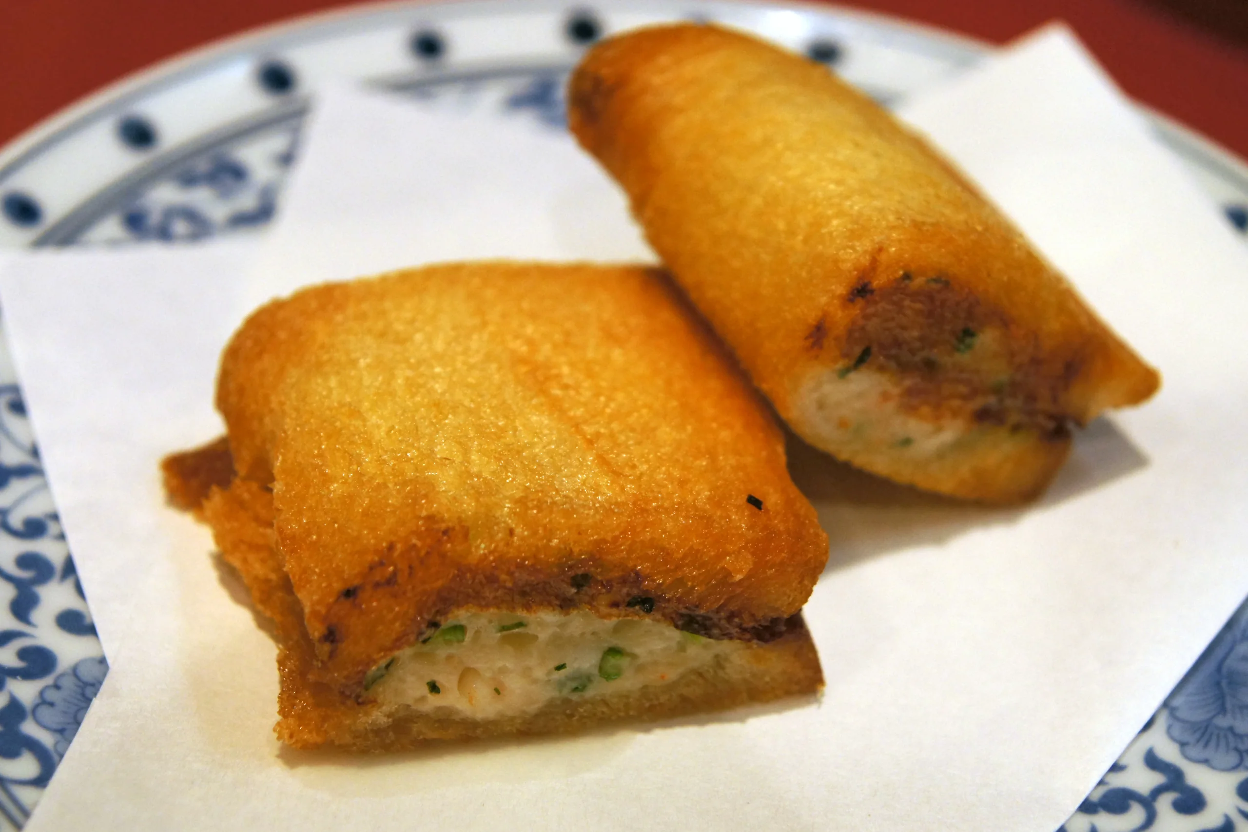 長崎卓袱浜勝的中鉢料理，炸物切面可見餡料
