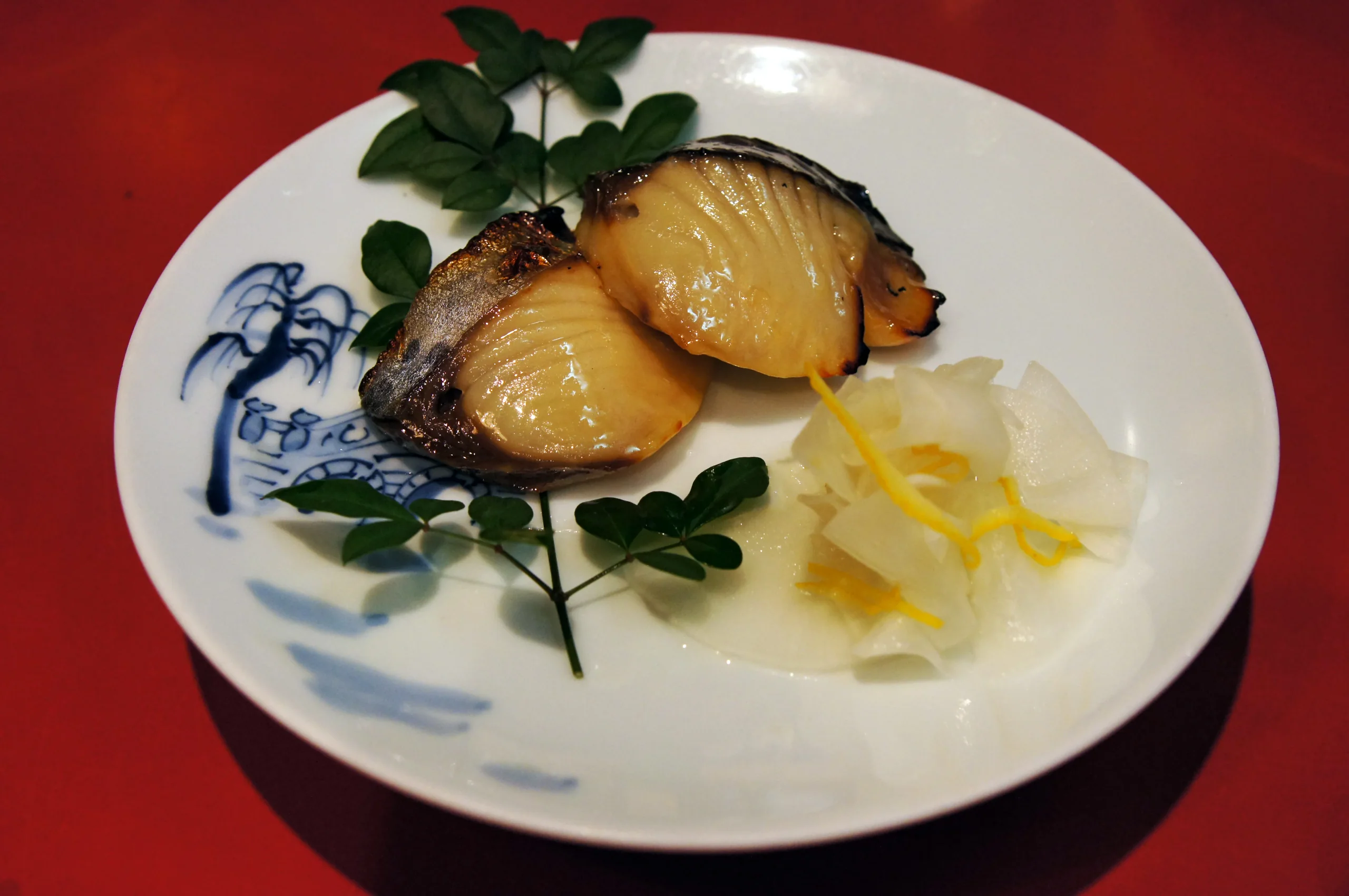 長崎卓袱浜勝的卓袱中鉢單道菜，橙黃色食材與青菜盛在藍紋白瓷盤內；並非整套宴席