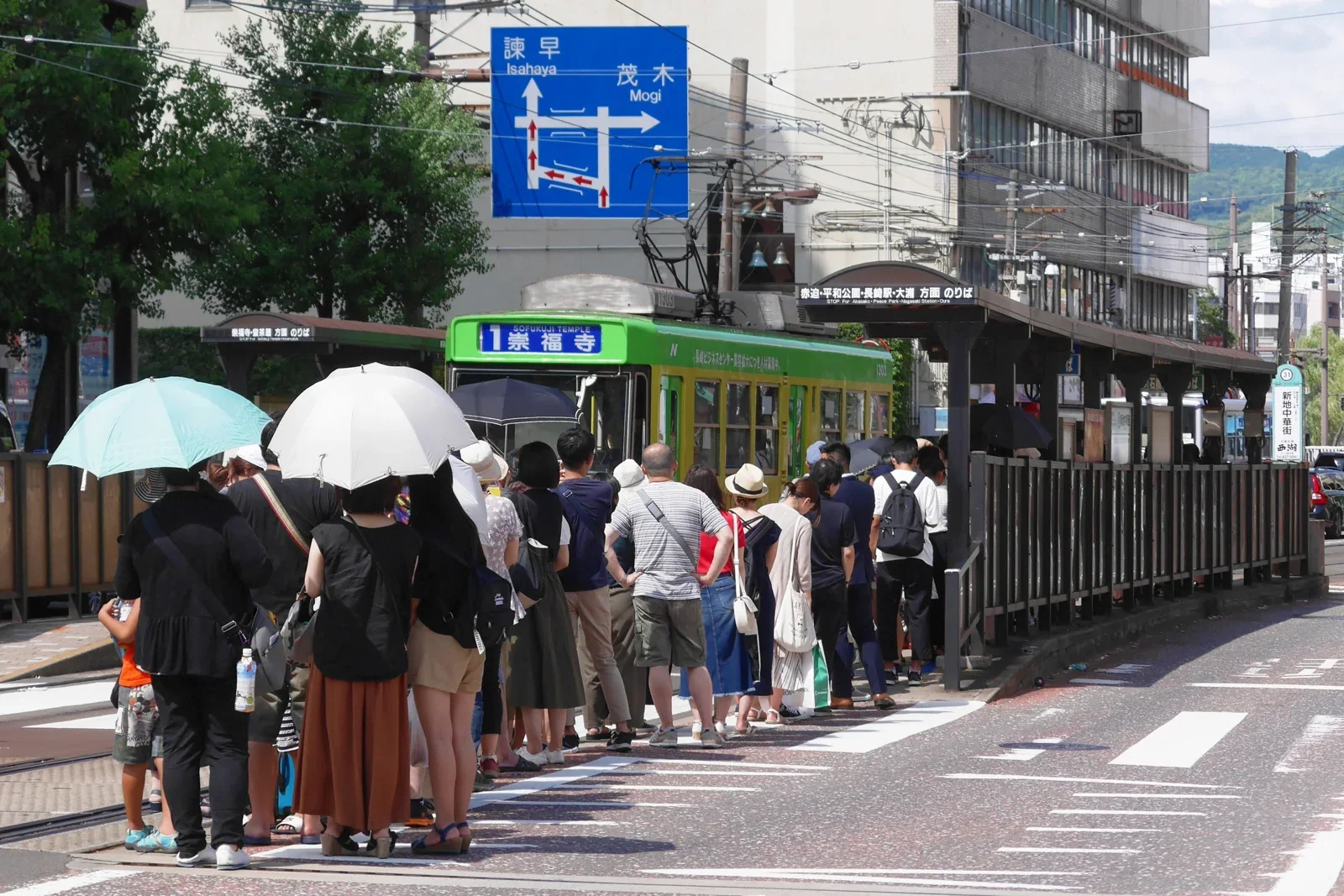 新地中華街路面電車站繁忙時段，帶大行李時要把上下車空間算進去