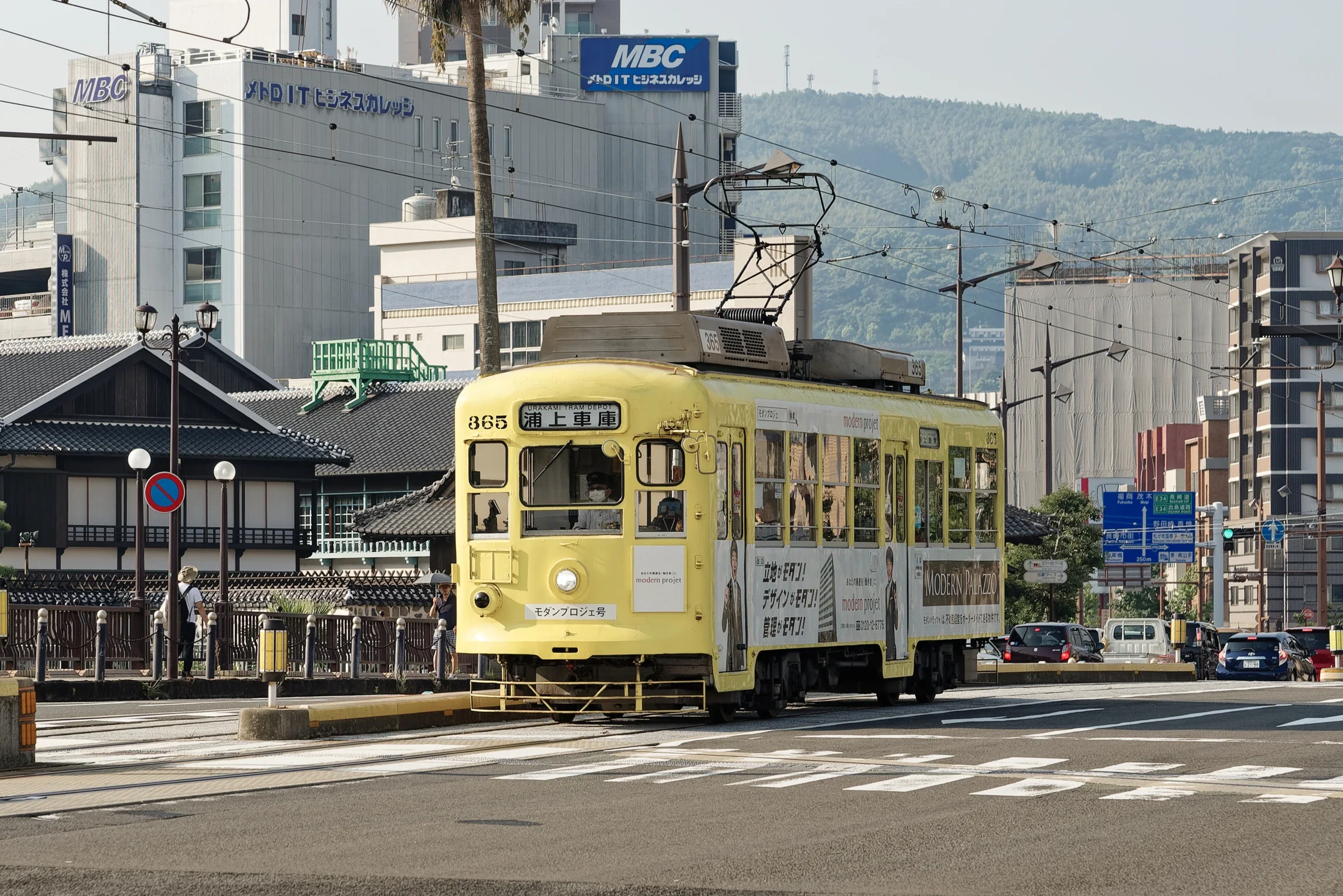 長崎市區行駛中的路面電車
