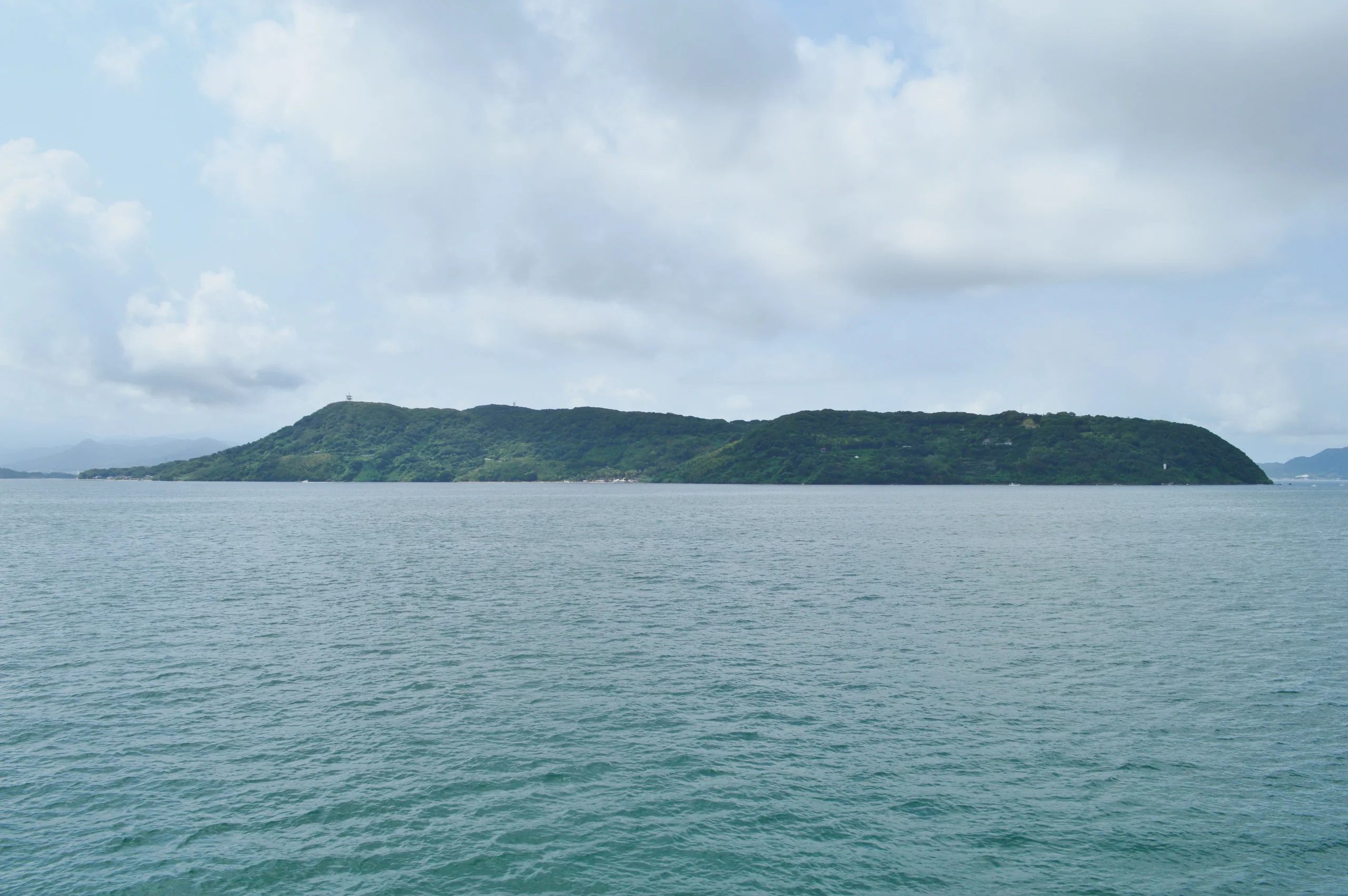 海面對岸的能古島遠景與連綿島脊