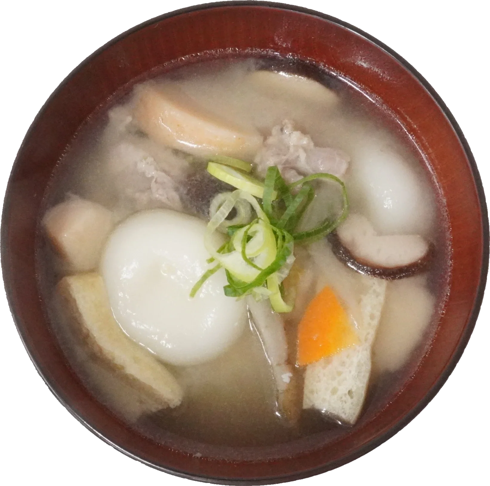 大分鄉土料理だんご汁，紅色漆碗中盛有寬麵片、根菜、香菇與蔥